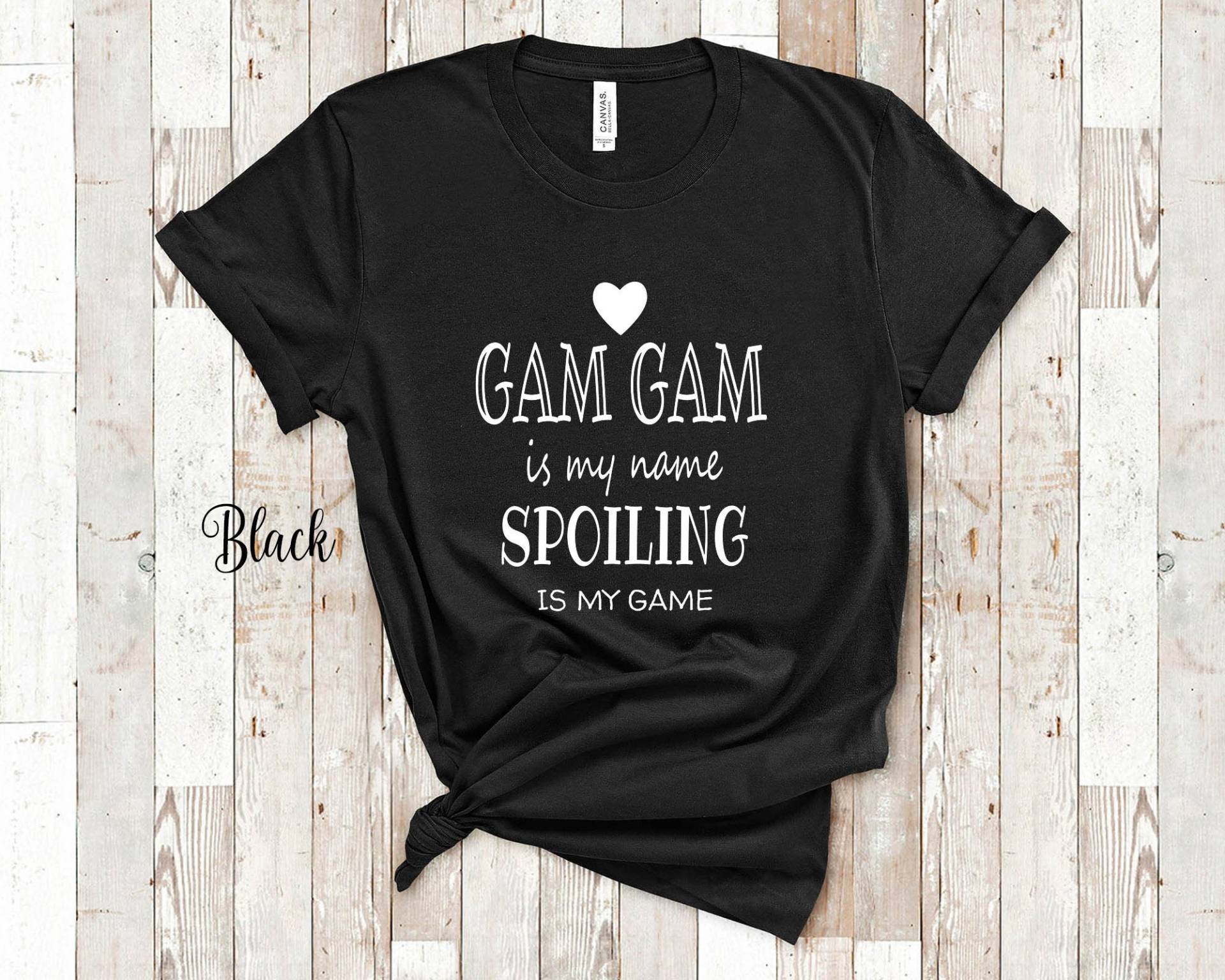 Gam Is My Name Oma Tshirt Besondere Großmutter Geschenkidee Für Muttertag, Geburtstag, Weihnachten Oder Schwangerschaft Reveal Ansage von WalltoWallMall