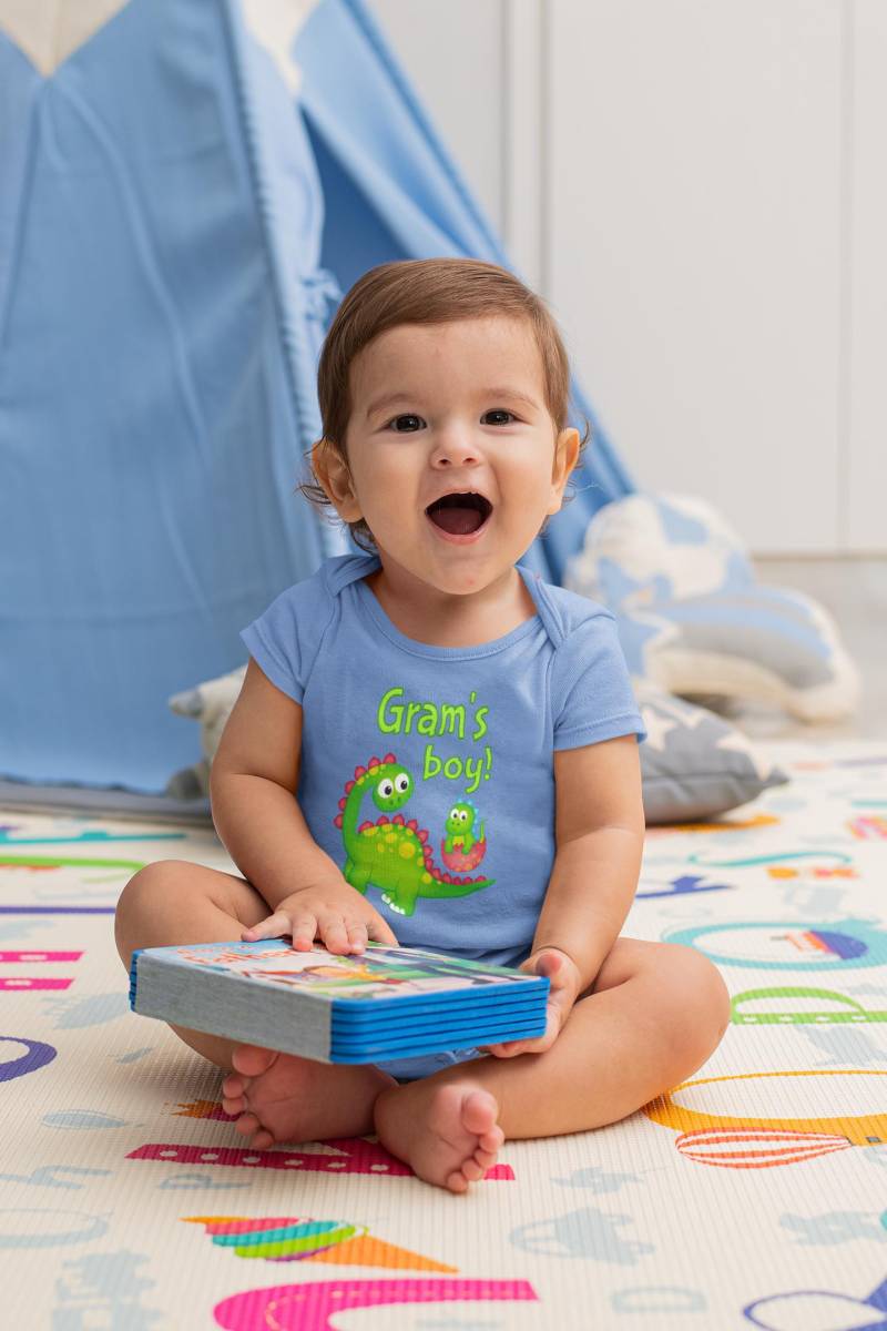 Gram's Boy Süßer Oma Name Dinosaurier Baby Body, Tshirt Oder Kleinkind Shirt Für Ein Besonderes Großmutter Geschenk Schwangerschaft Ankündigung von WalltoWallMall