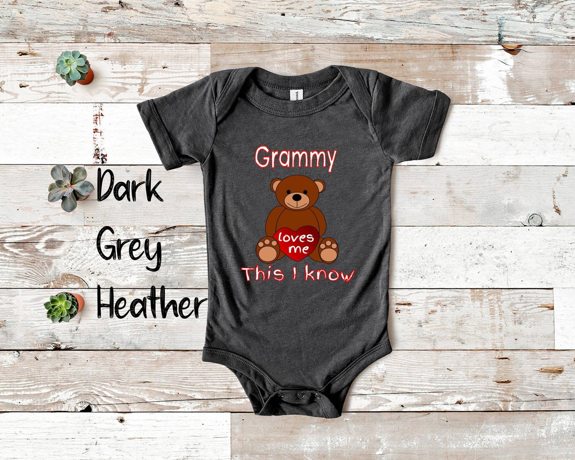 Grammy Loves Me Süßer Oma Bär Baby Body, Tshirt Oder Kleinkind Shirt Besonderes Großmutter Geschenk Schwangerschaft Ankündigung von WalltoWallMall