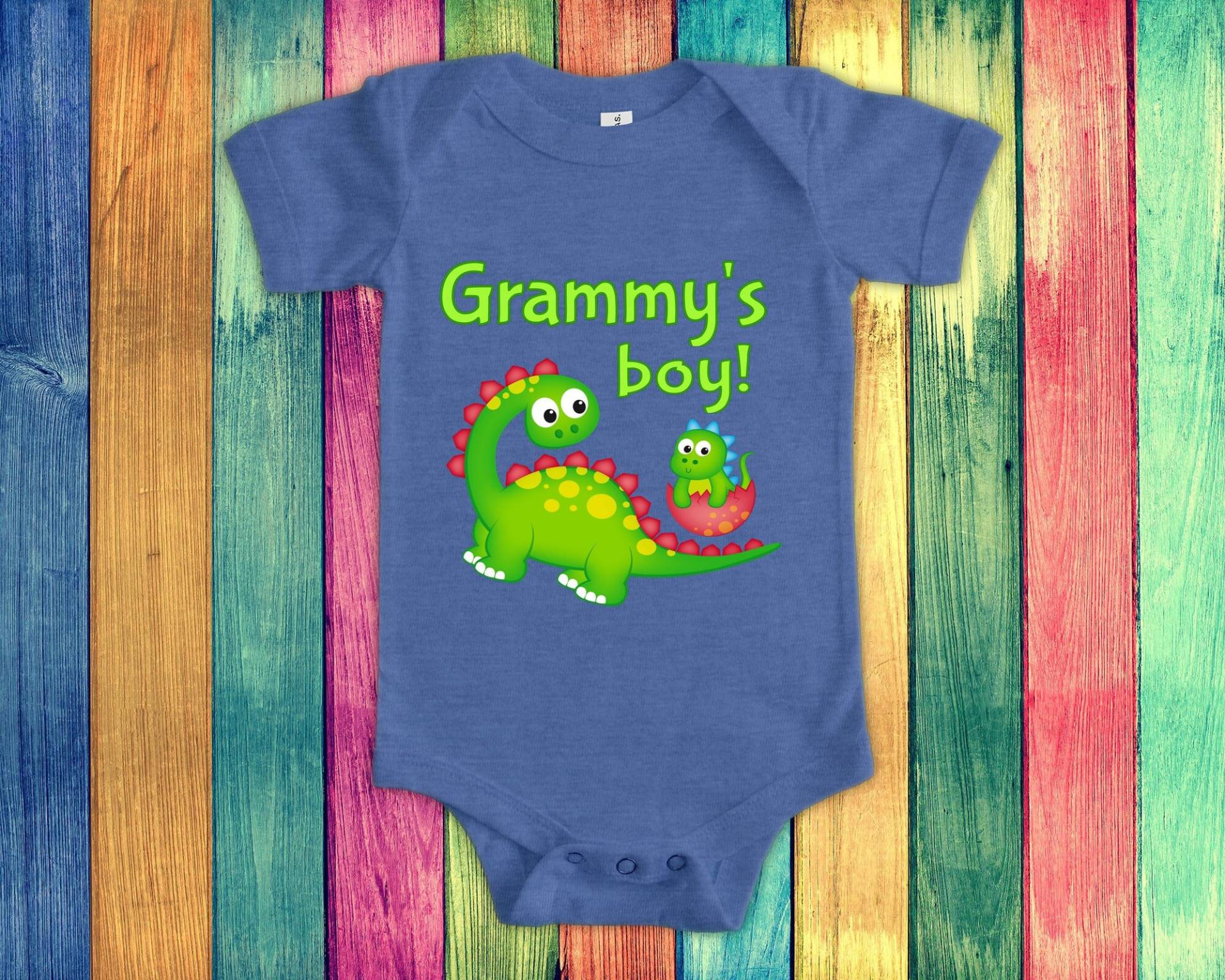 Grammys Boy Süßer Oma Name Dinosaurier Baby Body, Tshirt Oder Kleinkind Shirt Für Ein Besonderes Großmutter Geschenk Schwangerschaft Ankündigung Grammys Boy Süßer Oma Name Dinosaurier Baby Body, Tshirt Oder Kleinkind Shirt Für Ein Besonderes Großmutter Geschenk Schwangerschaft Ankündigung von WalltoWallMall