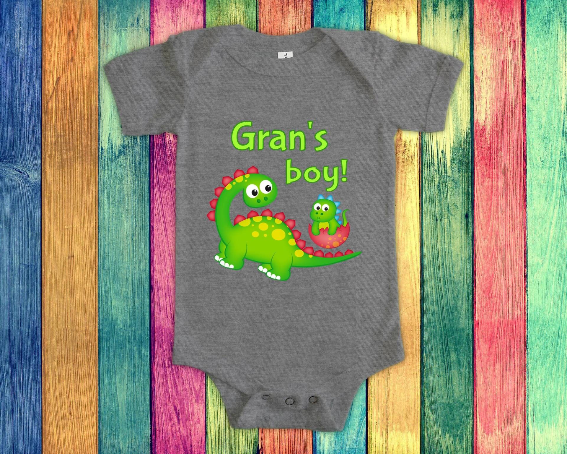 Grans Boy Süßer Oma Name Dinosaurier Baby Body, Tshirt Oder Kleinkind Shirt Für Ein Besonderes Großmutter Geschenk Schwangerschaft Ankündigung von WalltoWallMall