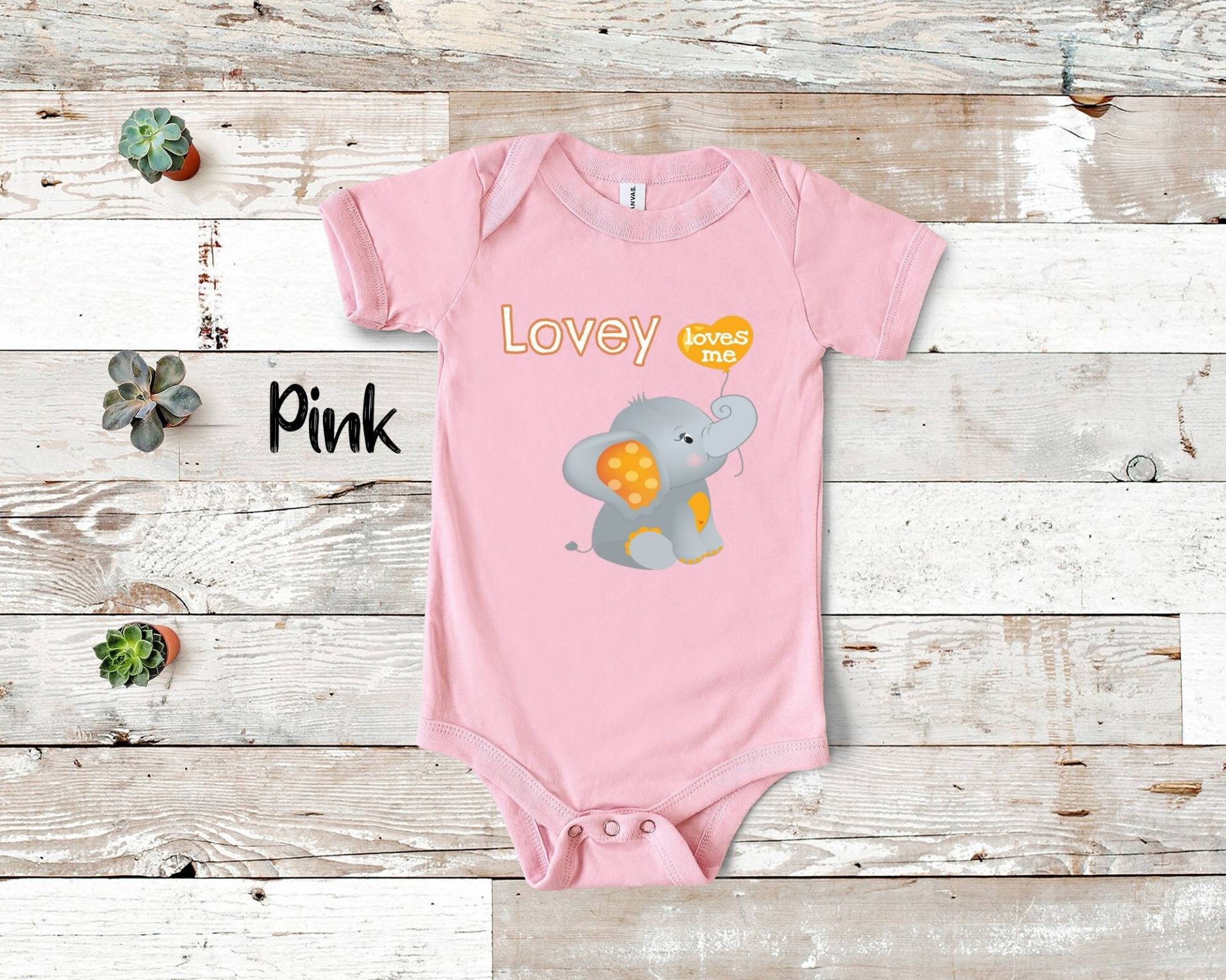 Lovey Loves Me Süßer Oma Name Elefant Baby Body, Tshirt Oder Kleinkind Shirt Besonderes Großmutter Geschenk Schwangerschaft Ankündigung von WalltoWallMall