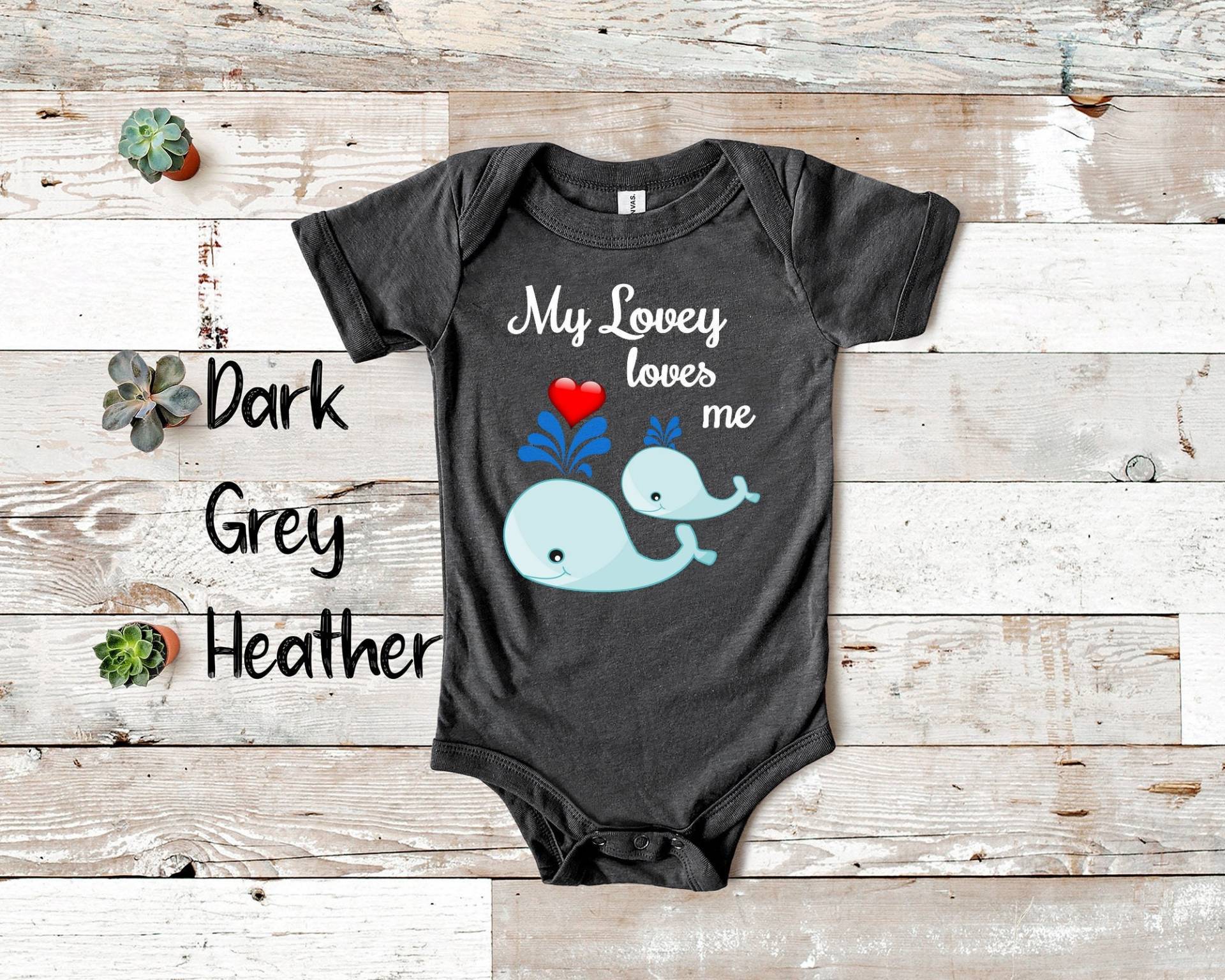 Lovey Loves Me Süßer Wal Baby Bodysuit, Tshirt Oder Kleinkind Shirt Besonderes Großmutter Geschenk Schwangerschaft Ankündigung von WalltoWallMall