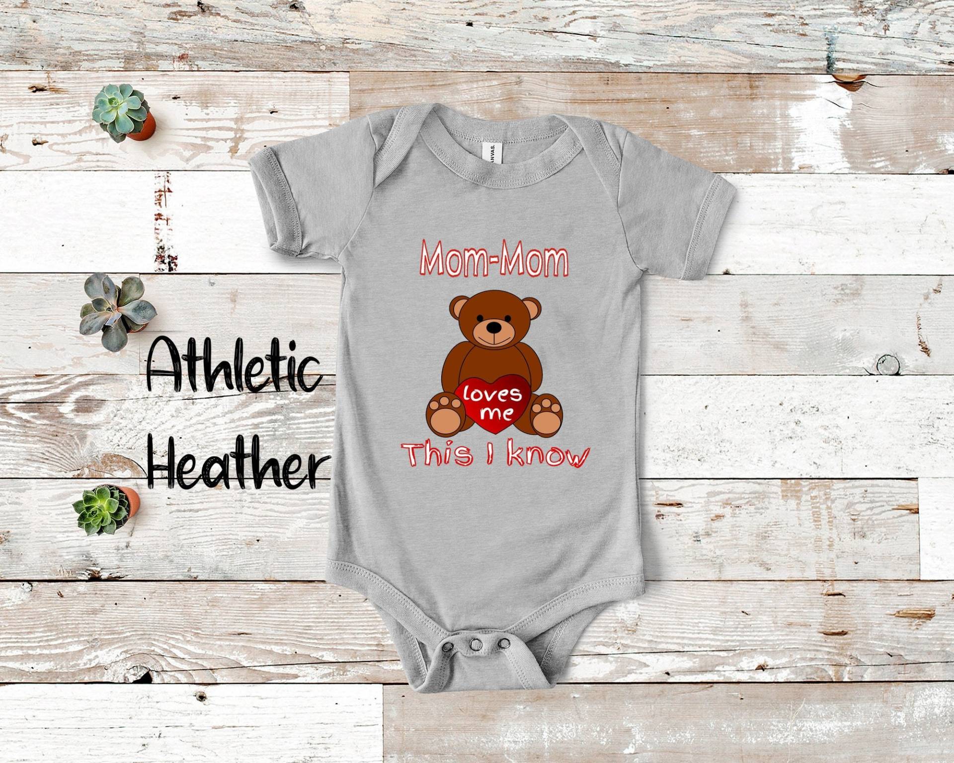 Mom-Mom Loves Me Süßer Oma Bär Baby Body, Tshirt Oder Kleinkind Shirt Besonderes Großmutter Geschenk Schwangerschaft Ankündigung von WalltoWallMall