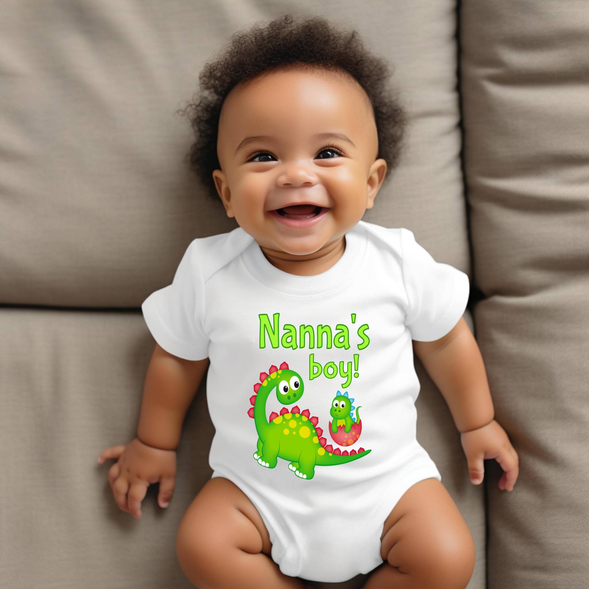 Nannas Junge Süßer Oma Name Dinosaurier Baby Body, Tshirt Oder Kleinkind Shirt Für Besonderes Großmutter Geschenk Schwangerschaft Ankündigung von WalltoWallMall