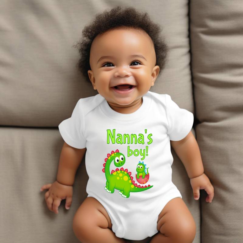 Nannas Junge Süßer Oma Name Dinosaurier Baby Body, Tshirt Oder Kleinkind Shirt Für Besonderes Großmutter Geschenk Schwangerschaft Ankündigung von WalltoWallMall