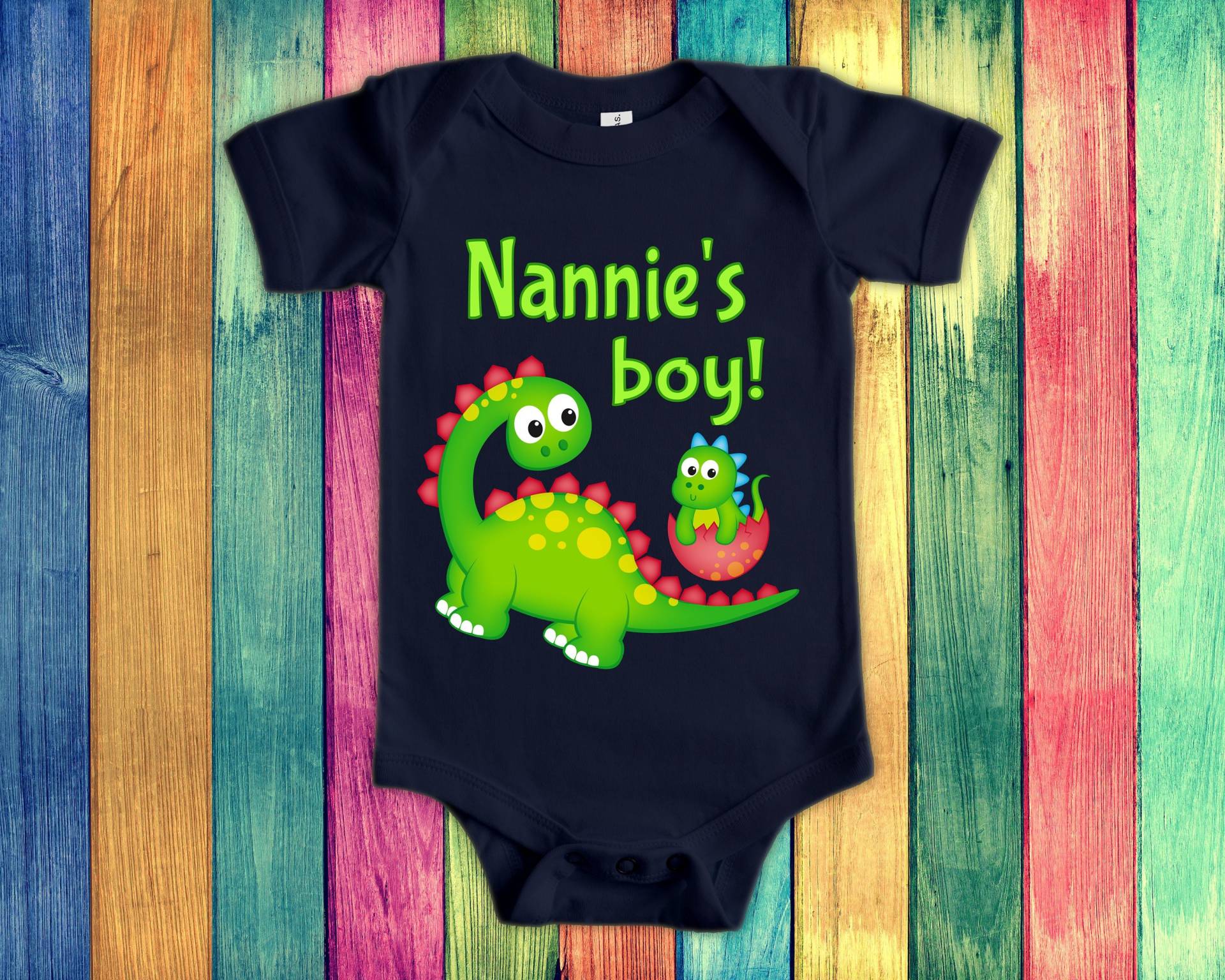 Nannie's Boy Süßer Oma Name Dinosaurier Baby Body, Tshirt Oder Kleinkind Shirt Für Ein Besonderes Großmutter Geschenk Schwangerschaft Ankündigung von WalltoWallMall