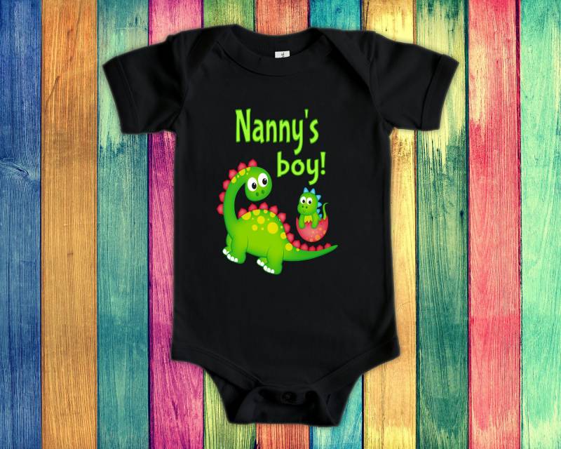 Nannys Junge Süße Oma Name Dinosaurier Baby Body, Tshirt Oder Kleinkind Shirt Für Besondere Großmutter Geschenk Schwangerschaft Offenbaren von WalltoWallMall