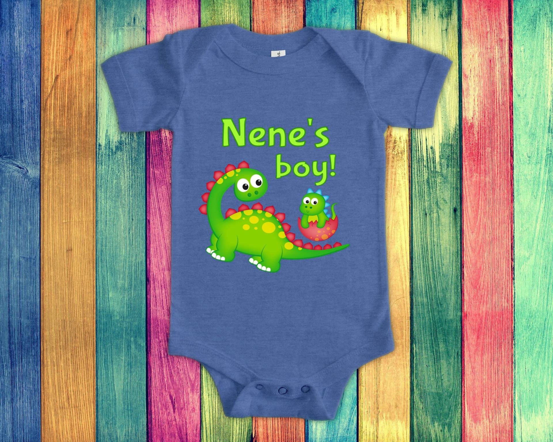 Nenes Junge Süßer Oma Name Dinosaurier Baby Body, Tshirt Oder Kleinkind Shirt Für Ein Besonderes Großmutter Geschenk Schwangerschaft Ankündigung von WalltoWallMall