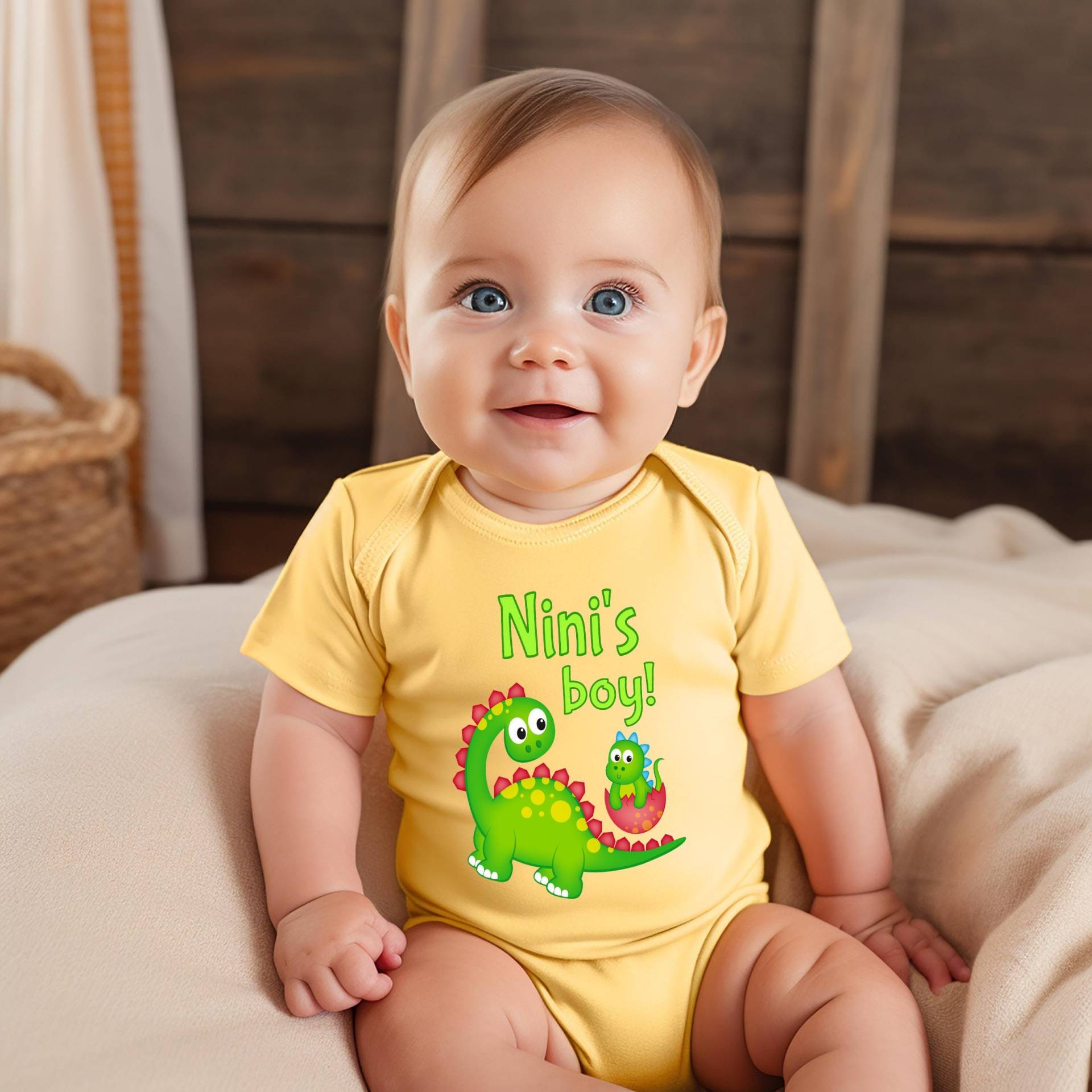 Ninis Junge Süßer Oma Name Dinosaurier Baby Body, Tshirt Oder Kleinkind Shirt Für Ein Besonderes Großmutter Geschenk Schwangerschaft Ankündigung von WalltoWallMall