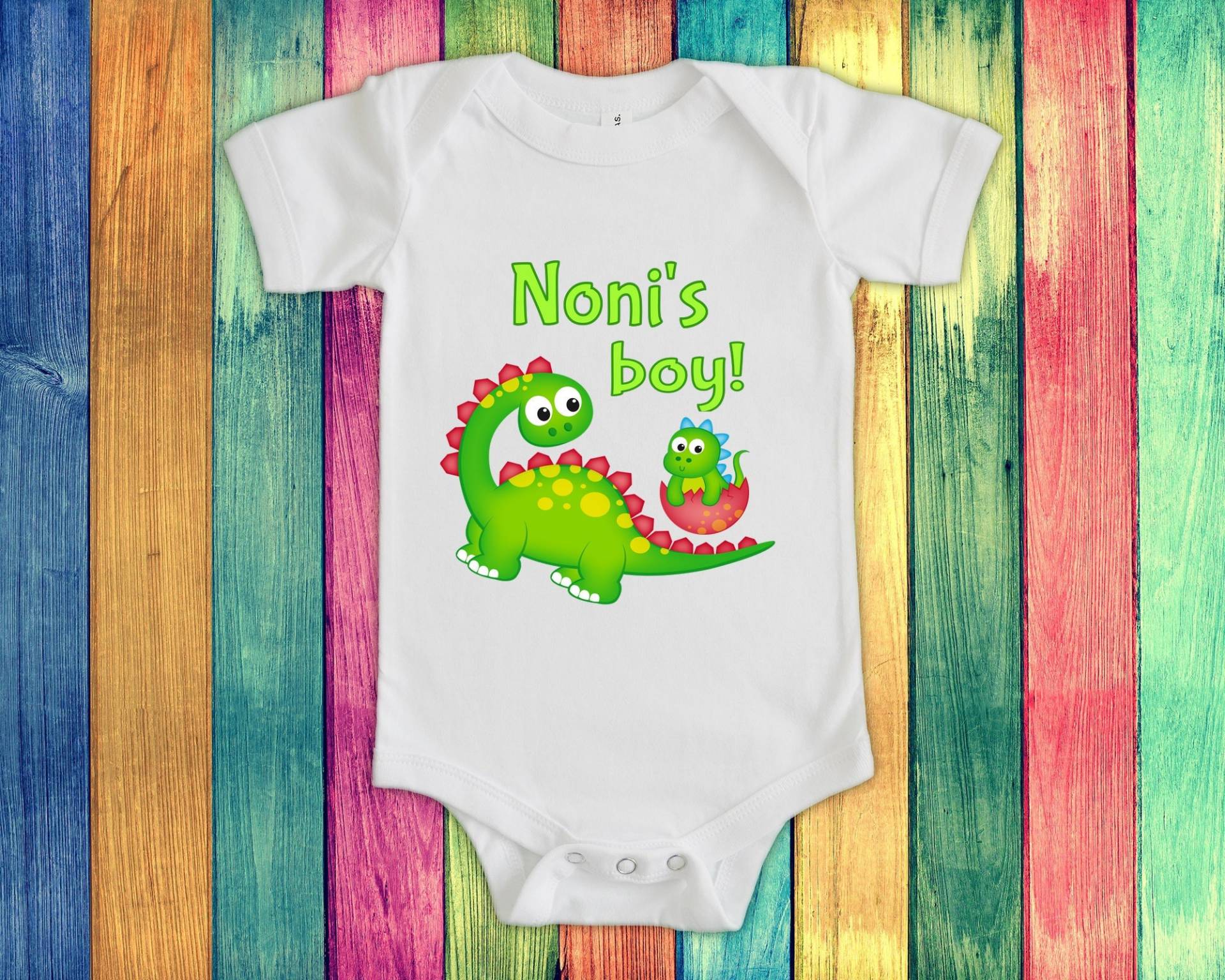 Noni's Boy Süßer Oma Name Dinosaurier Baby Body, Tshirt Oder Kleinkind Shirt Für Ein Besonderes Großmutter Geschenk Schwangerschaft Ankündigung von WalltoWallMall
