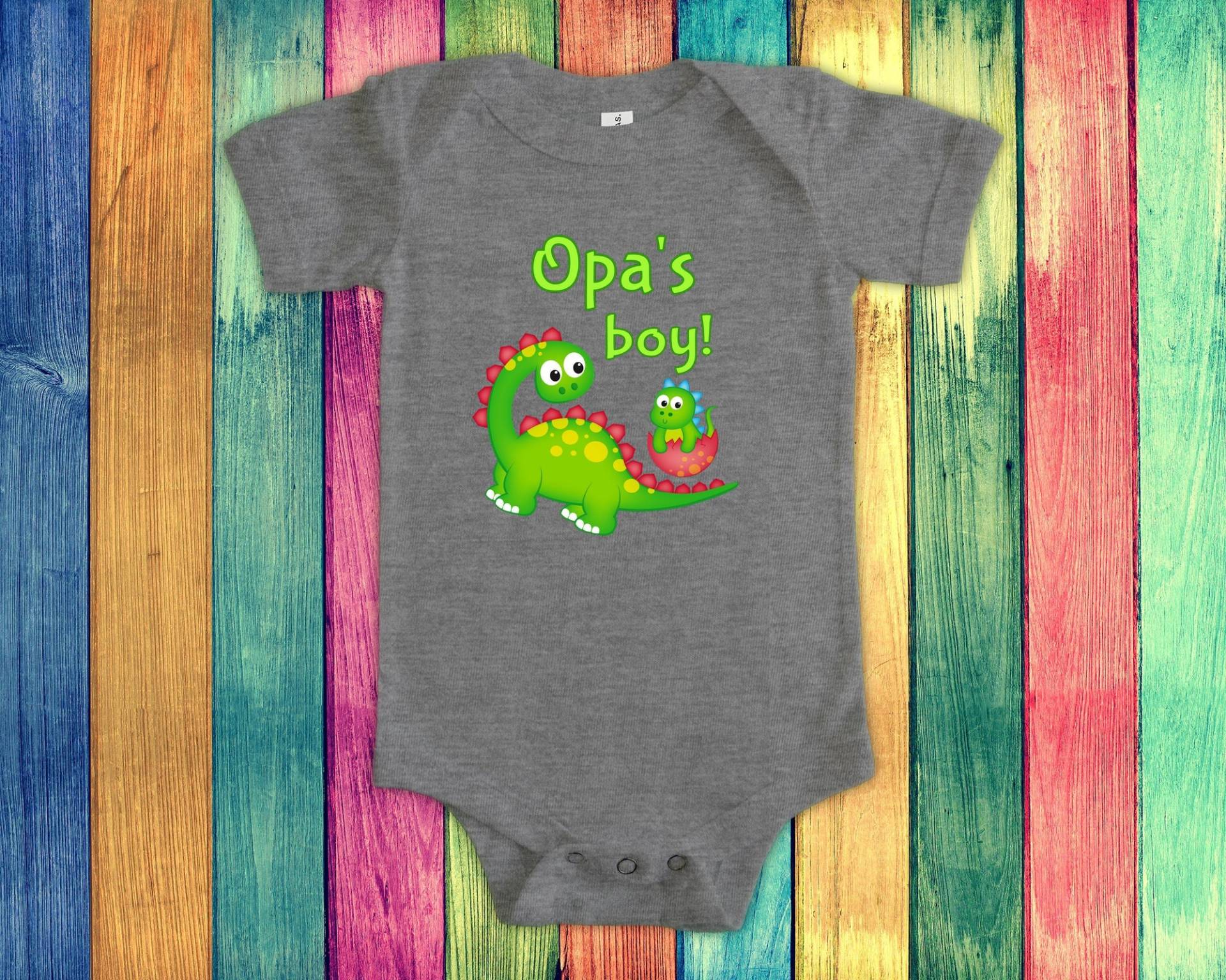 Opas Junge Süßer Opa Name Dinosaurier Baby Body, Tshirt Oder Kleinkind Shirt Für Einen Deutschen Großvater Geschenk Schwangerschaft Ankündigung von WalltoWallMall