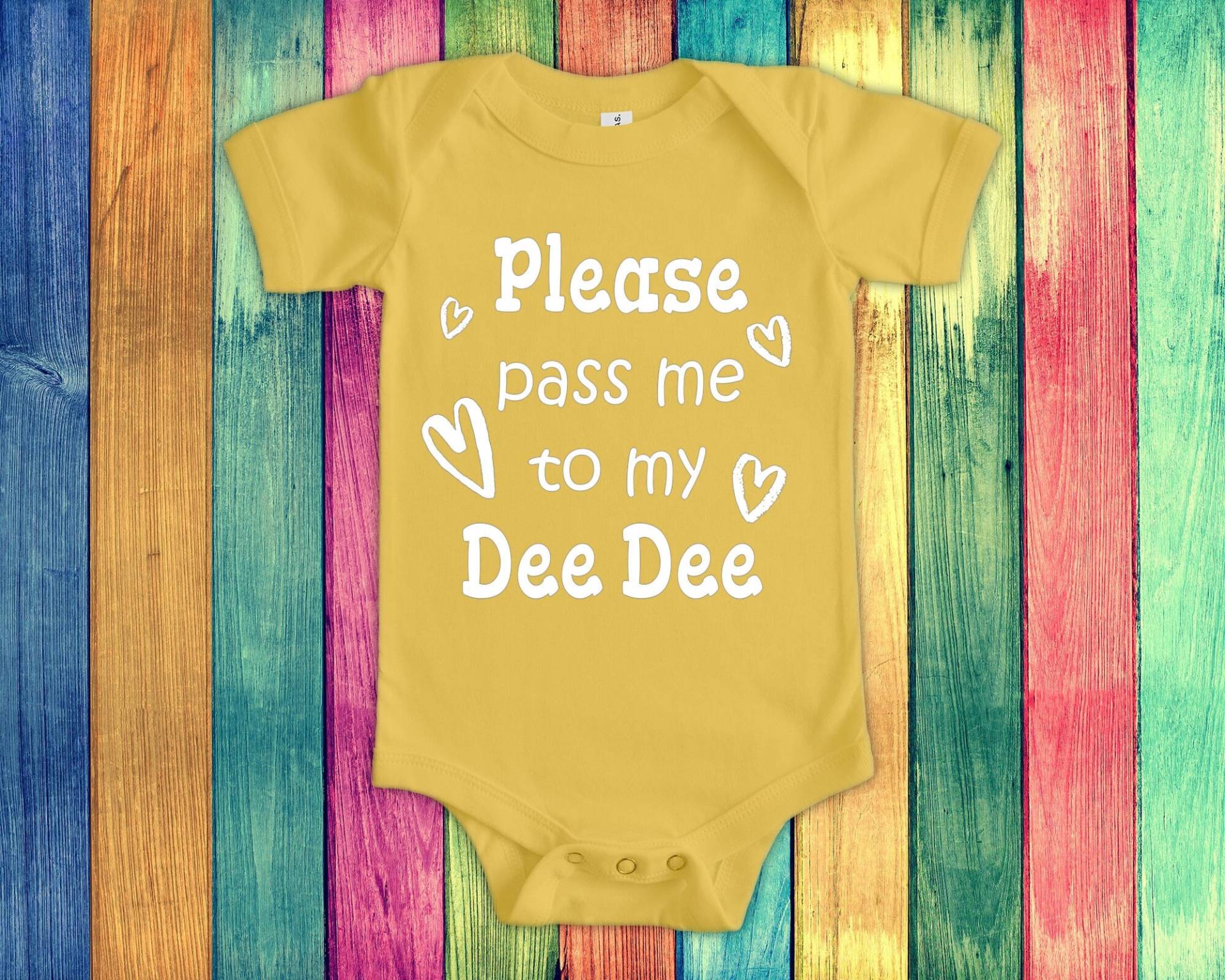 Pass Me To Dee Süßer Oma Baby Body, Tshirt Oder Kleinkind Shirt Besonderes Großmutter Geschenk Schwangerschaft Ankündigung von WalltoWallMall