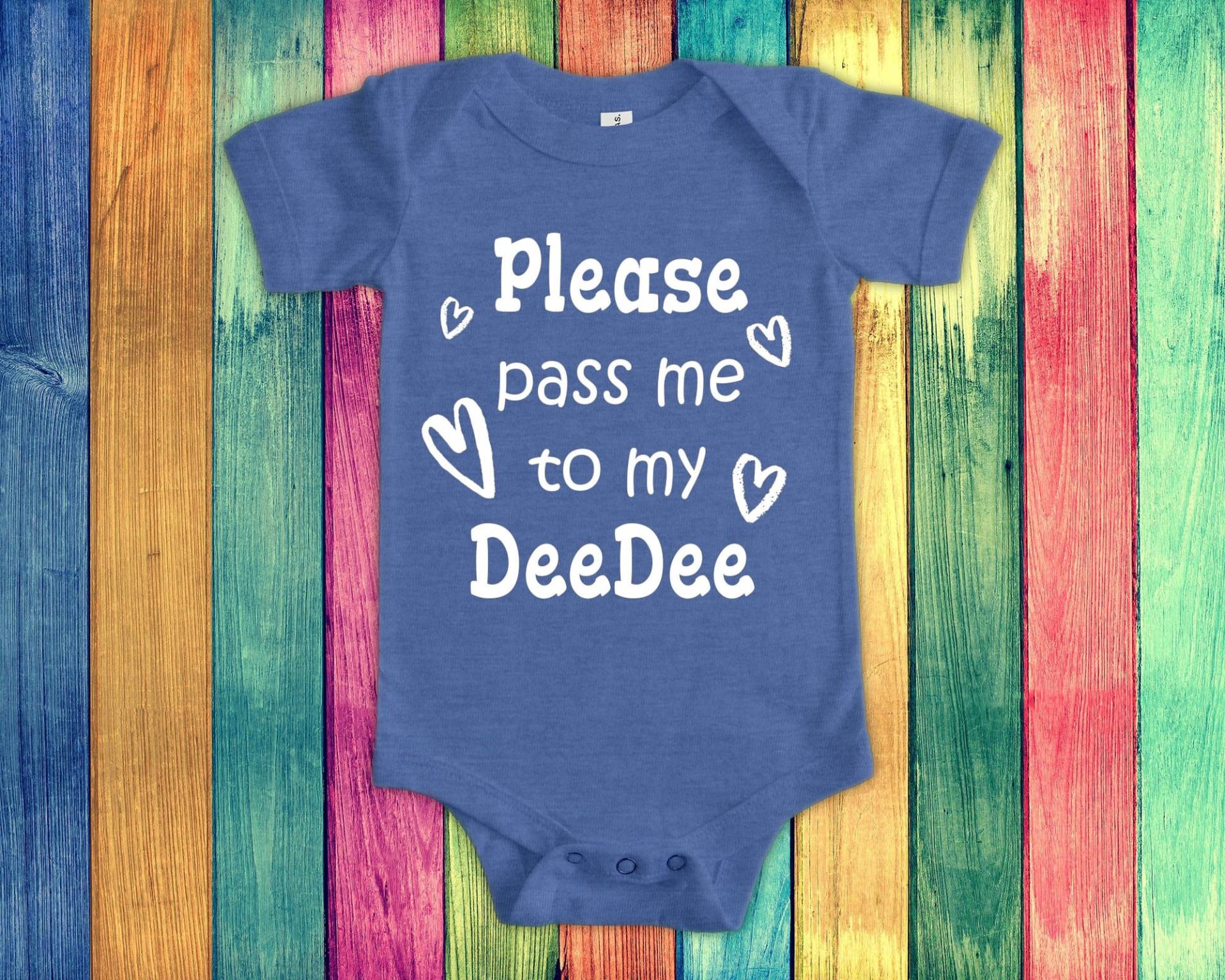 Pass Me To Deedee Süßer Oma Baby Body, Tshirt Oder Kleinkind Shirt Besonderes Großmutter Geschenk Schwangerschaft Ankündigung von WalltoWallMall