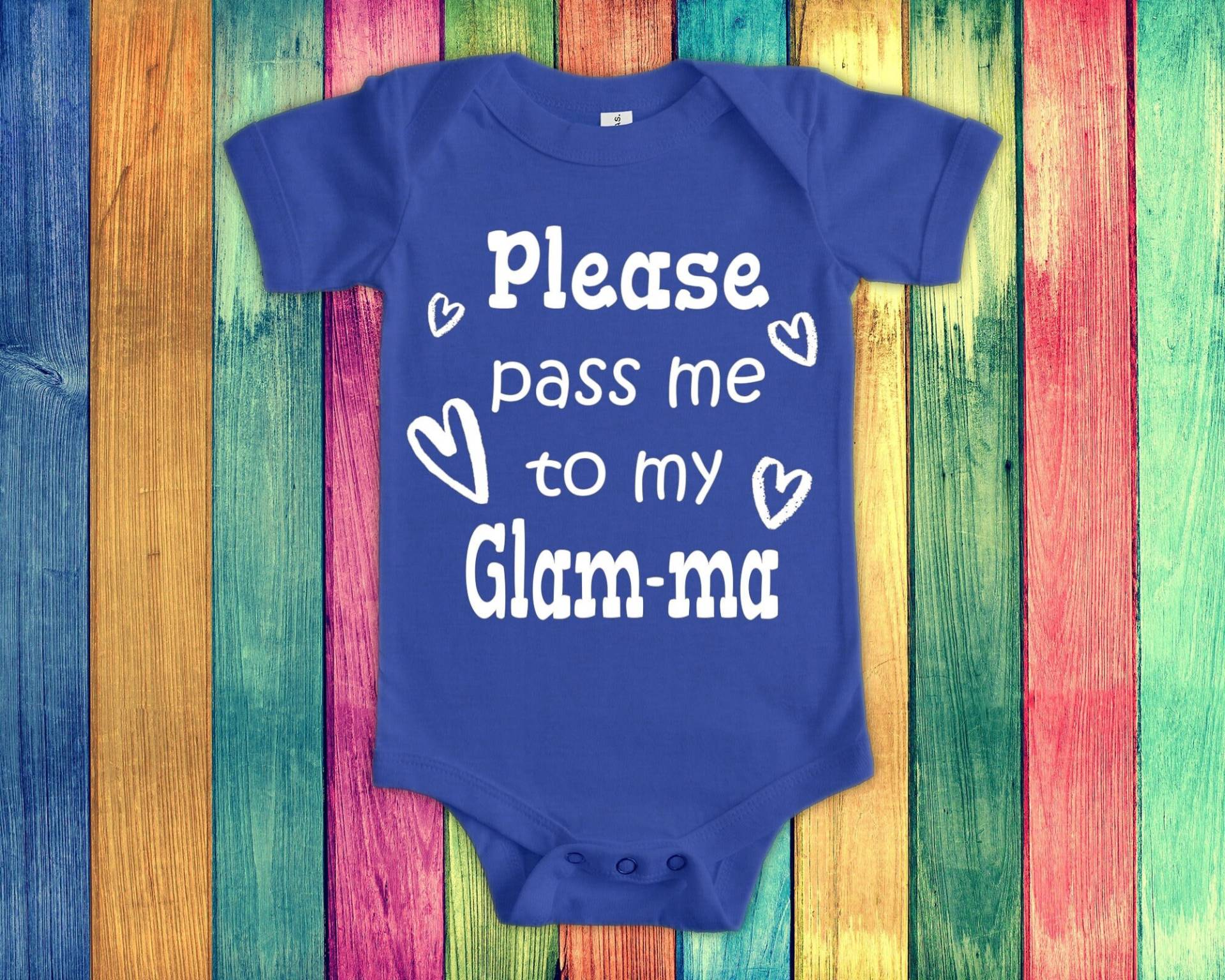 Pass Me To Glam-Ma Süßer Oma Baby Body, Tshirt Oder Kleinkind Shirt Besonderes Großmutter Geschenk Schwangerschaft Ankündigung von WalltoWallMall