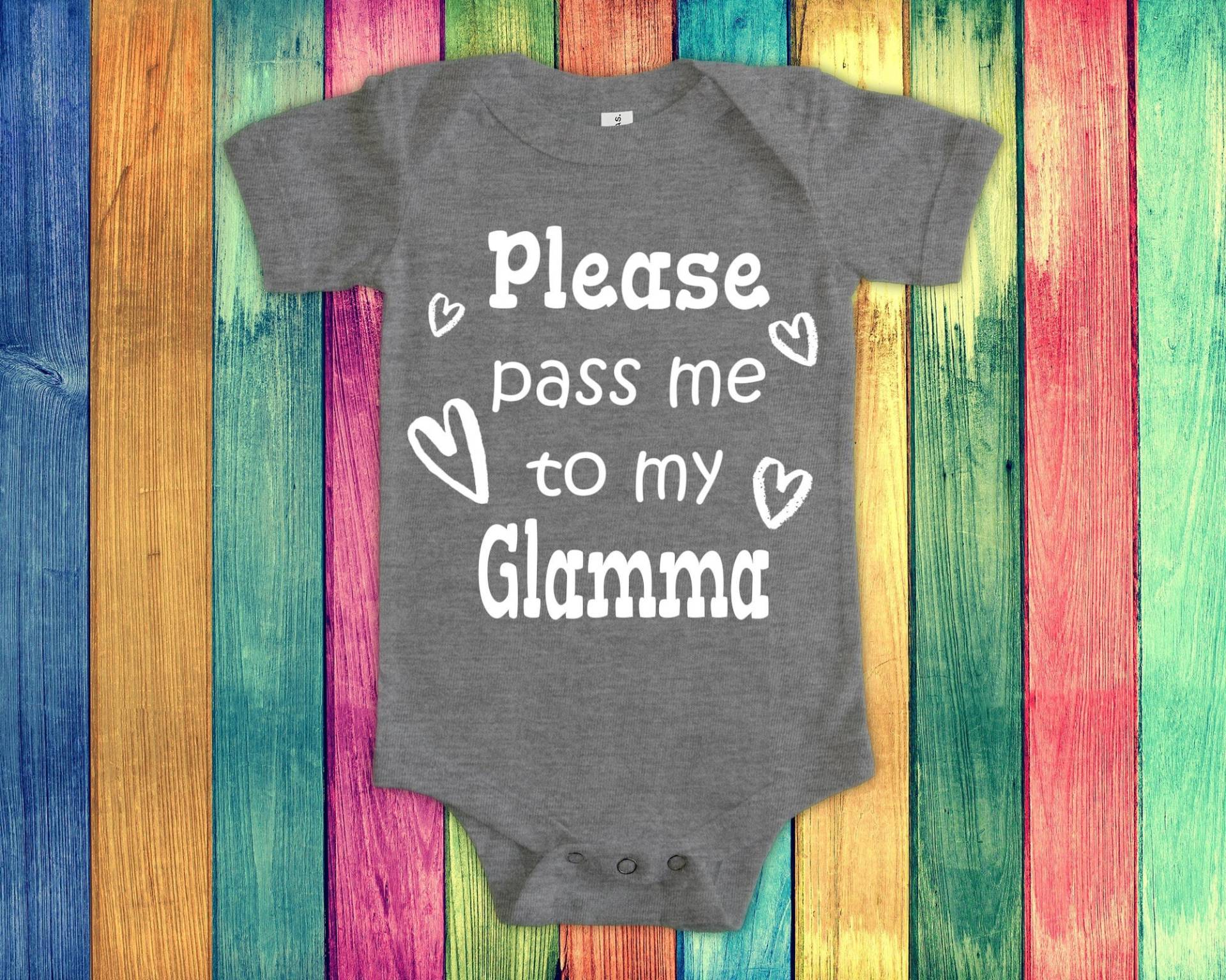 Pass Me To Glamma Süßer Oma Baby Body, Tshirt Oder Kleinkind Shirt Besonderes Großmutter Geschenk Schwangerschaft Ankündigung von WalltoWallMall