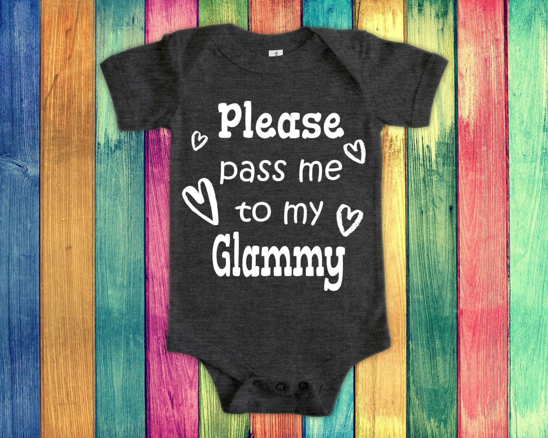 Pass Me To Glammy Süßer Oma Baby Body, Tshirt Oder Kleinkind Shirt Besonderes Großmutter Geschenk Schwangerschaft Ankündigung von WalltoWallMall