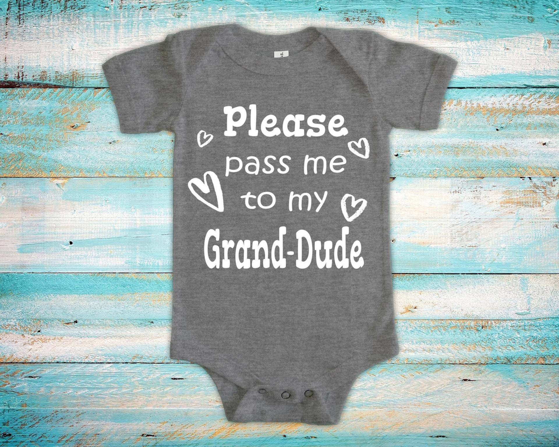 Pass Me To Grand-Dude Süßer Opa Baby Body, Tshirt Oder Kleinkind Shirt Besonderes Großvater Geschenk Schwangerschaft Ankündigung von WalltoWallMall