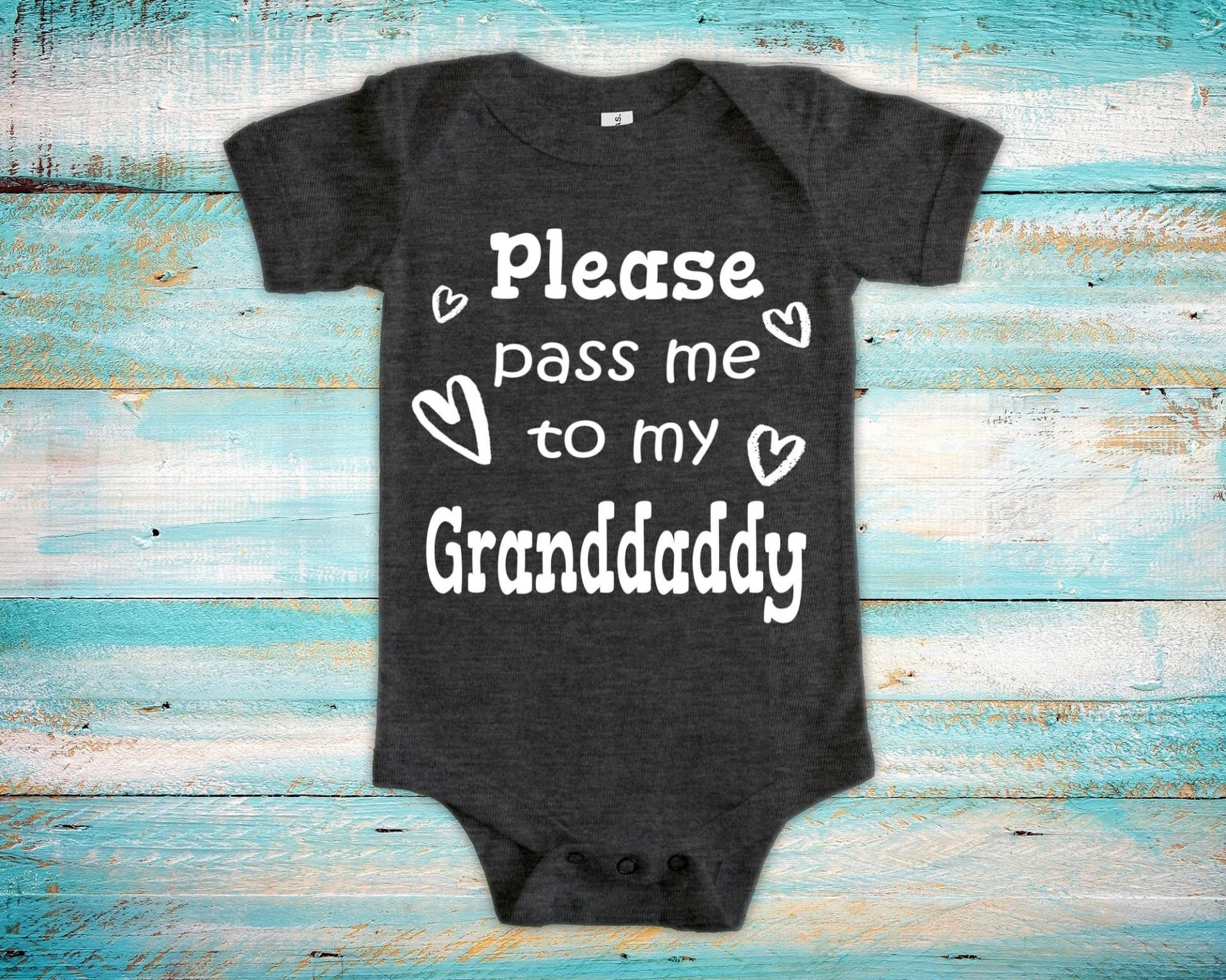 Pass Me To Granddaddy Süßer Opa Baby Body, Tshirt Oder Kleinkind Shirt Besonderes Großvater Geschenk Schwangerschaft Ankündigung von WalltoWallMall