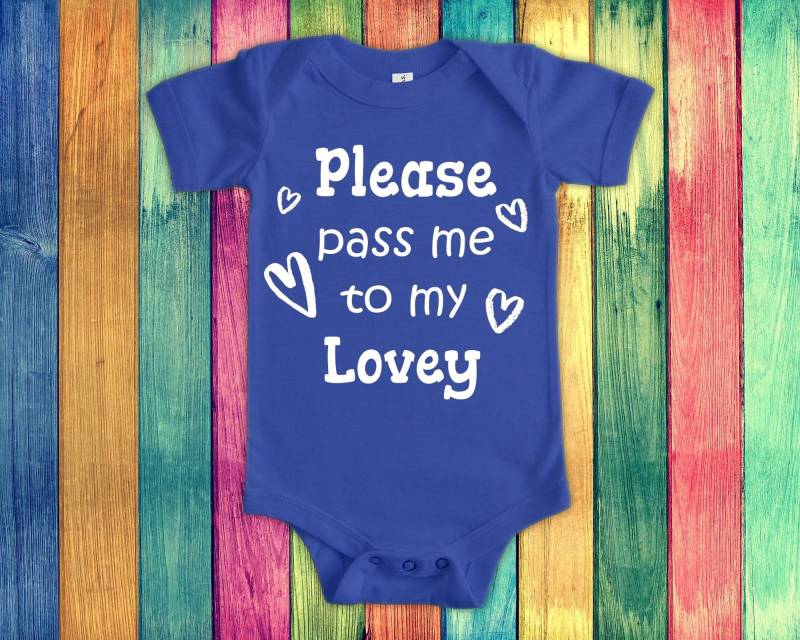 Pass Me To Lovey Süßer Oma Baby Body, Tshirt Oder Kleinkind Shirt Besonderes Großmutter Geschenk Schwangerschaft Ankündigung von WalltoWallMall