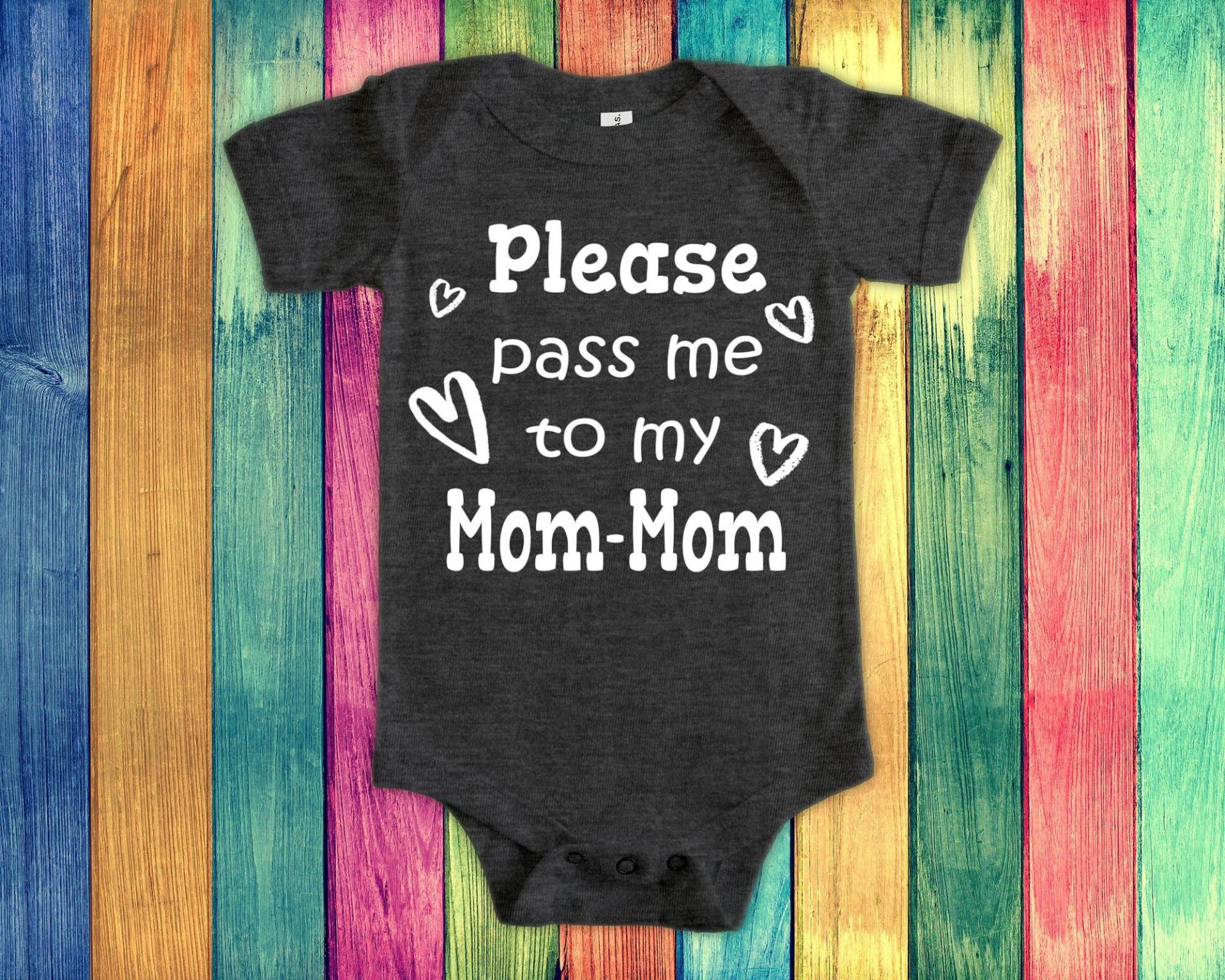 Pass Me To Mom-Mom Süßer Oma Baby Body, Tshirt Oder Kleinkind Shirt Besonderes Großmutter Geschenk Schwangerschaft Ankündigung von WalltoWallMall