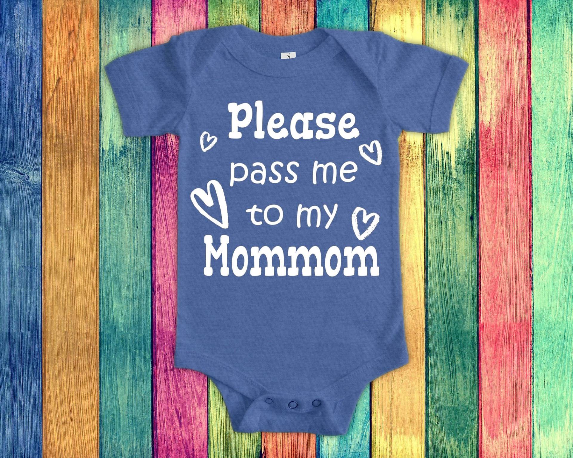 Pass Me To Mommom Süßer Oma Baby Body, Tshirt Oder Kleinkind Shirt Besonderes Großmutter Geschenk Schwangerschaft Ankündigung von WalltoWallMall