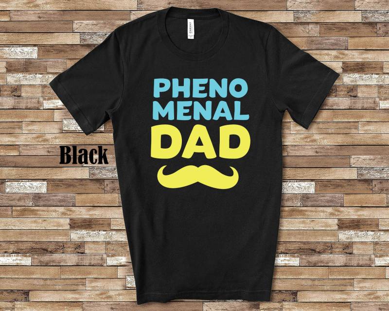 Phenomenal Dad Lustiges Shirt Große Vater Geburtstag Weihnachten Oder Vatertagsgeschenke Für Papa Von Tochter Sohn Ehemann Geschenk Frau von WalltoWallMall