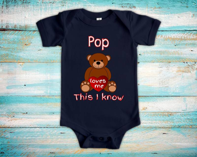 Pop Loves Me Süßer Opa Name Bär Baby Body, Tshirt Oder Kleinkind Shirt Besonderes Großvater Geschenk Schwangerschaft Ankündigung von WalltoWallMall