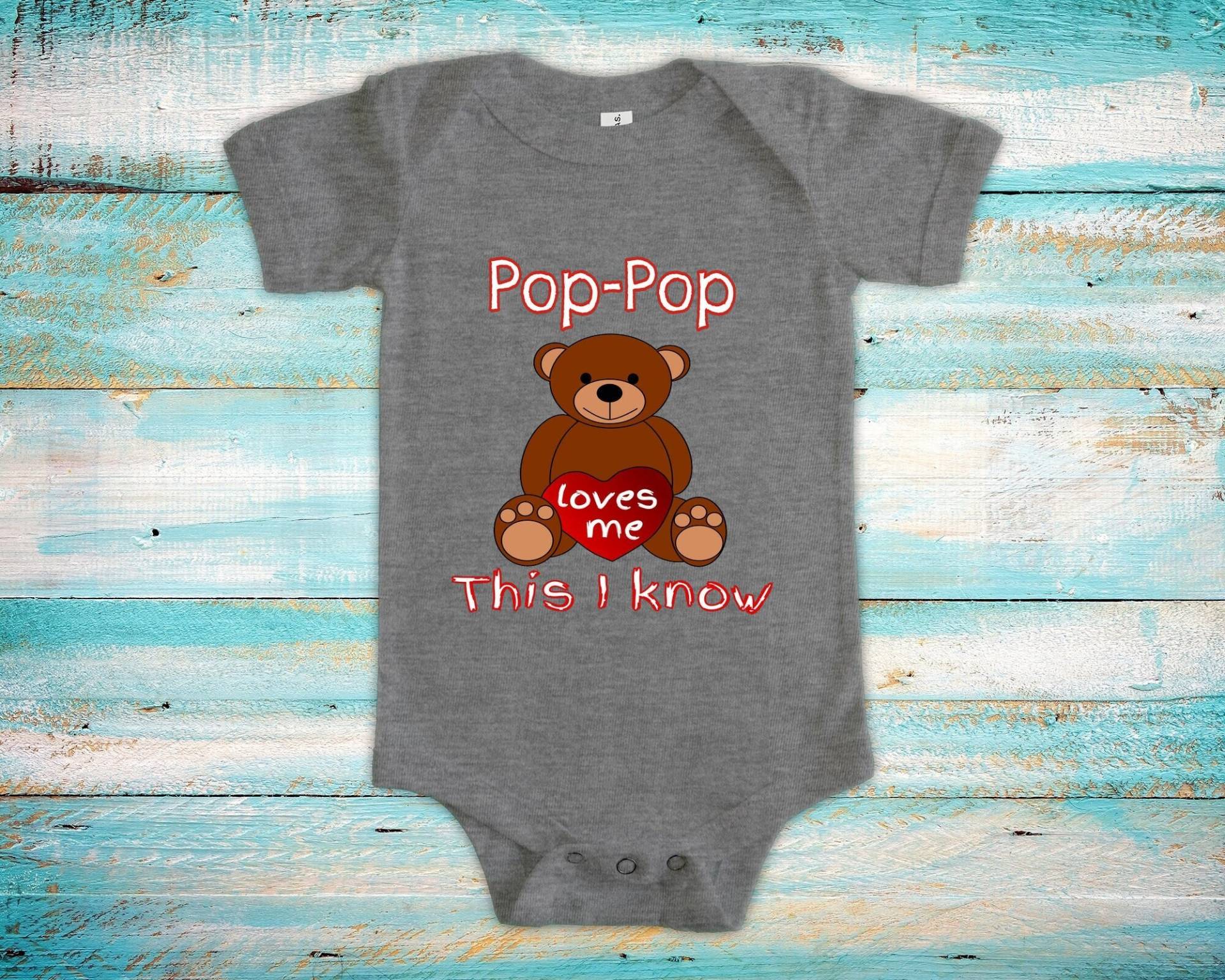 Pop-Pop Loves Me Süßer Opa Name Bär Baby Body, Tshirt Oder Kleinkind Shirt Besonderes Großvater Geschenk Schwangerschaft Ankündigung von WalltoWallMall