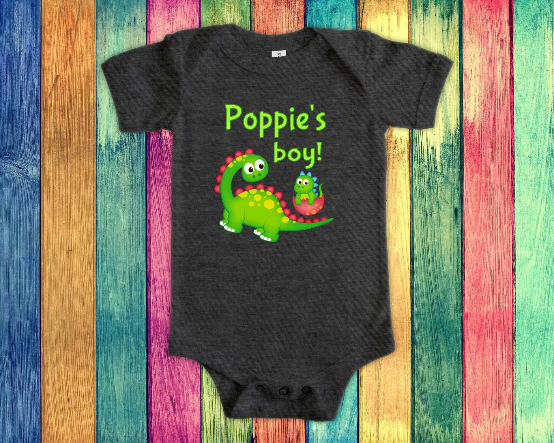 Poppie's Boy Süßer Opa Name Dinosaurier Baby Body, Tshirt Oder Kleinkind Shirt Für Ein Besonderes Großvater Geschenk Schwangerschaft Ankündigung von WalltoWallMall