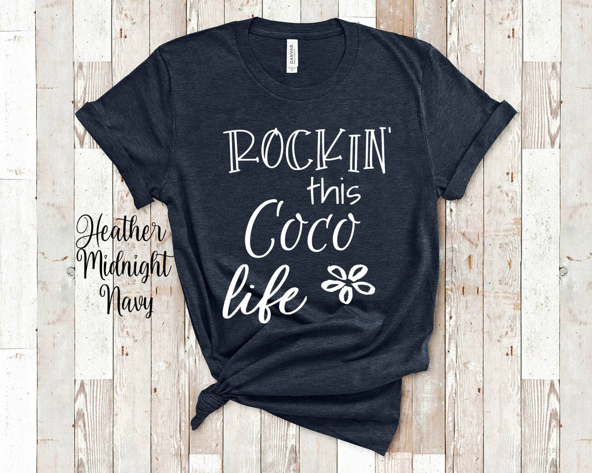 Rockin Dies Coco Life Oma Tshirt Spezielle Großmutter Geschenkidee Für Muttertag, Geburtstag, Weihnachten Oder Schwangerschaft Bekanntgabe von WalltoWallMall