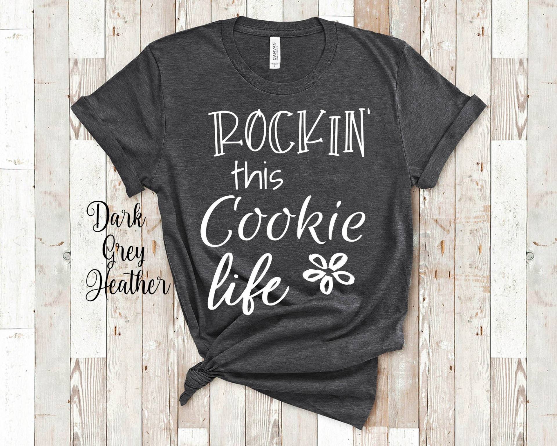 Rockin This Cookie Life Grandma Tshirt Spezielle Großmutter Geschenkidee Für Muttertag, Geburtstag, Weihnachten Oder Schwangerschaftsmitteilung von WalltoWallMall