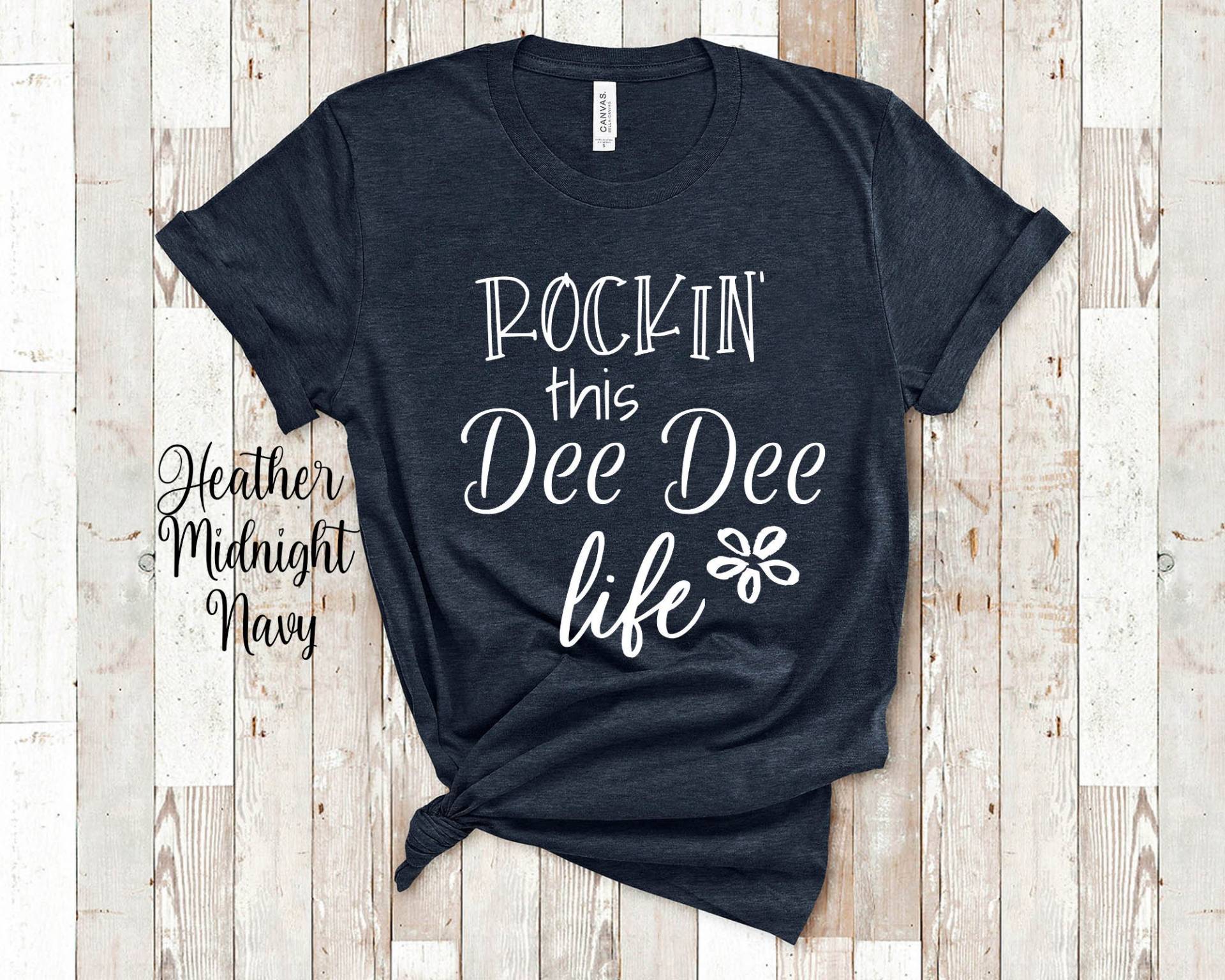 Rockin This Dee Leben Oma Tshirt Besondere Großmutter Geschenk Idee Für Muttertag, Geburtstag, Weihnachten Oder Schwangerschaft Reveal Ansage von WalltoWallMall