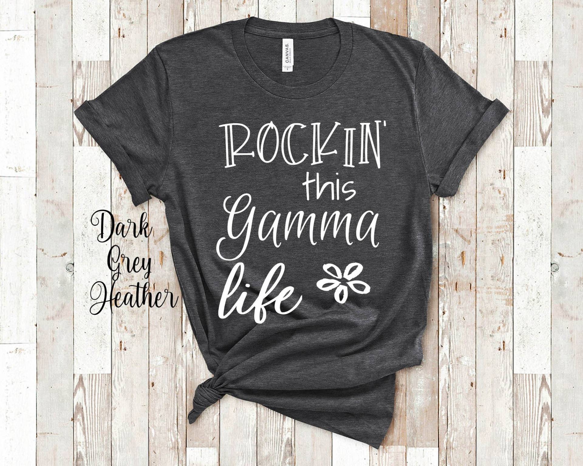 Rockin This Gam Life Grandma Tshirt Spezielle Großmutter Geschenkidee Für Muttertag, Geburtstag, Weihnachten Oder Schwangerschaftsmitteilung von WalltoWallMall