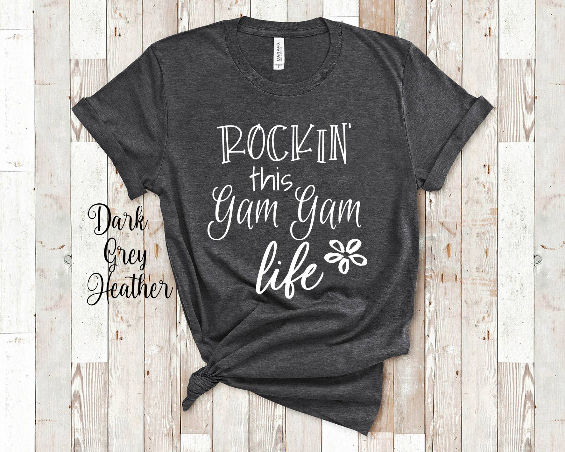 Rockin This Gam Life Oma Tshirt Besondere Großmutter Geschenkidee Für Muttertag, Geburtstag, Weihnachten Oder Schwangerschaft Reveal Ansage von WalltoWallMall