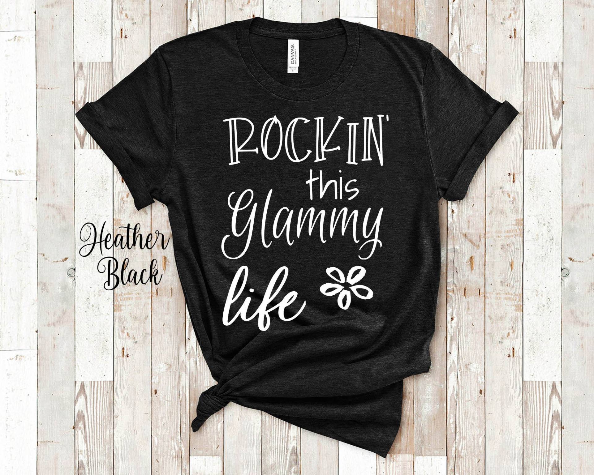 Rockin This Glammy Life Grandma Tshirt Spezielle Großmutter Geschenkidee Für Muttertag, Geburtstag, Weihnachten Oder Schwangerschaftsmitteilung von WalltoWallMall