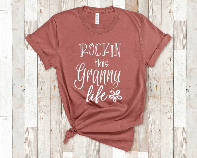 Rockin This Grandma Life Tshirt Geschenk Für Großmutter - Lustiges Oma Shirt Geburtstag Muttertag Geschenke von WalltoWallMall