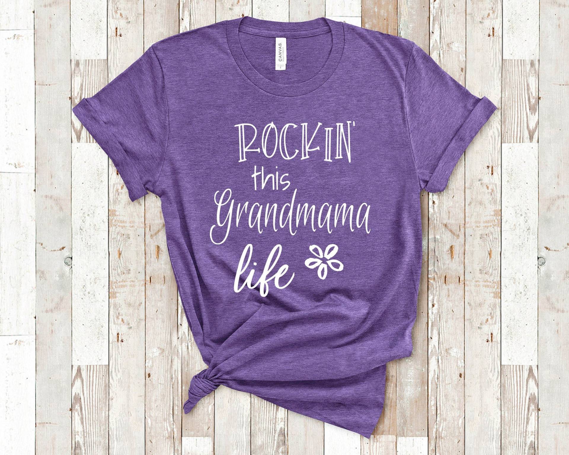 Rockin This Grandmama Life Oma Tshirt Besondere Großmutter Geschenkidee Zum Muttertag, Geburtstag, Weihnachten Oder Schwangerschaftsankündigung von WalltoWallMall