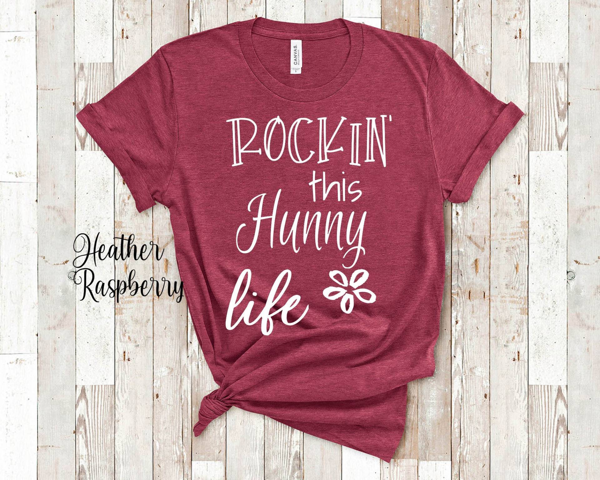 Rockin This Hunny Life Oma Tshirt Besondere Großmutter Geschenk Idee Für Muttertag, Geburtstag, Weihnachten Oder Schwangerschaft Reveal Ansage von WalltoWallMall