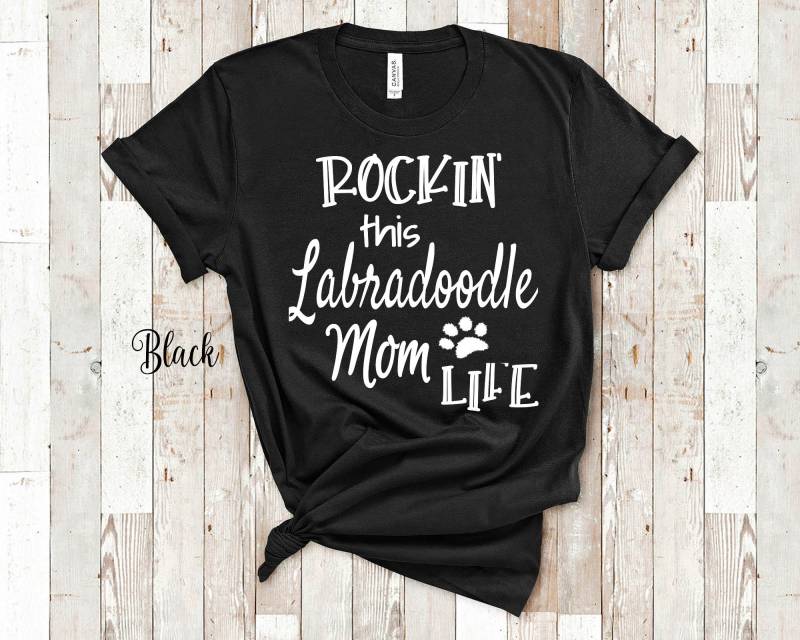 Rockin This Life Labradoodle Mom Tshirt Labra Doodle Hundebesitzer Geschenke - Lustiges Shirt Für Haustier Eltern von WalltoWallMall