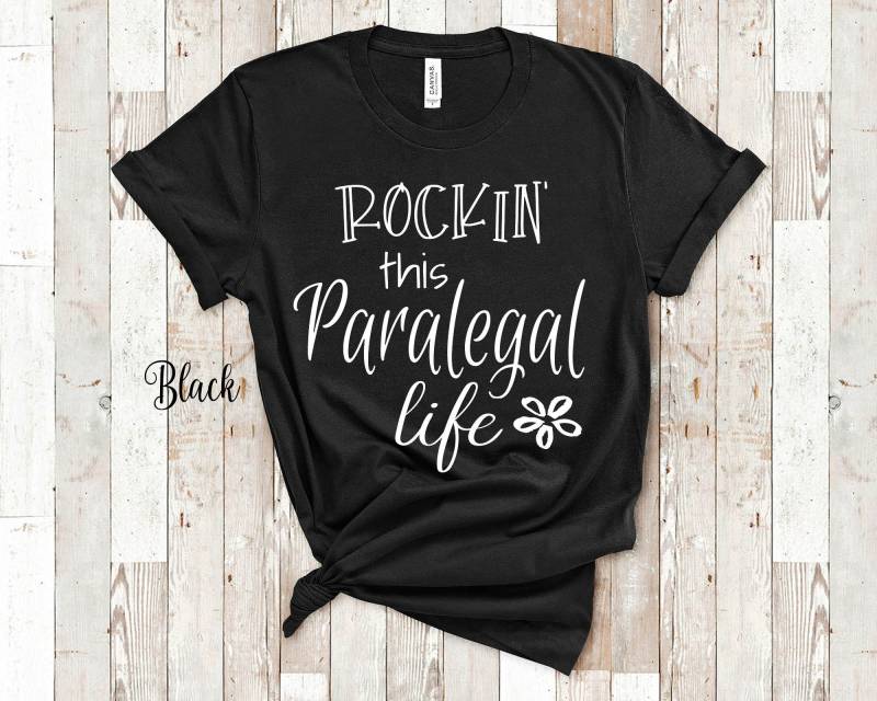 Rockin This Life Paralegal Shirt Geschenke Für - Lustiges Office Tshirt Studentengeschenk Oder Abschlussgeschenk von WalltoWallMall