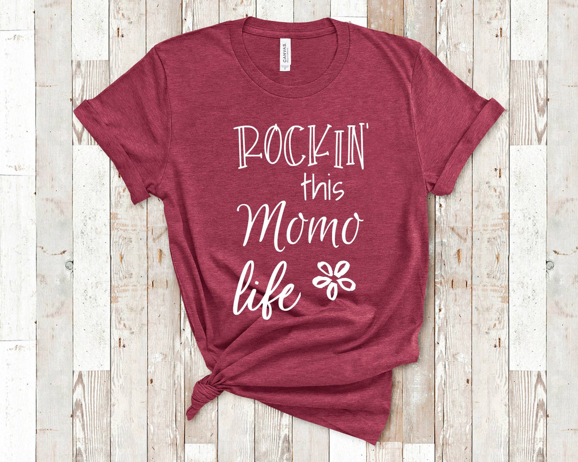 Rockin This Momo Leben Oma Tshirt Besondere Großmutter Geschenkidee Für Muttertag, Geburtstag, Weihnachten Oder Schwangerschaft Offenbaren von WalltoWallMall