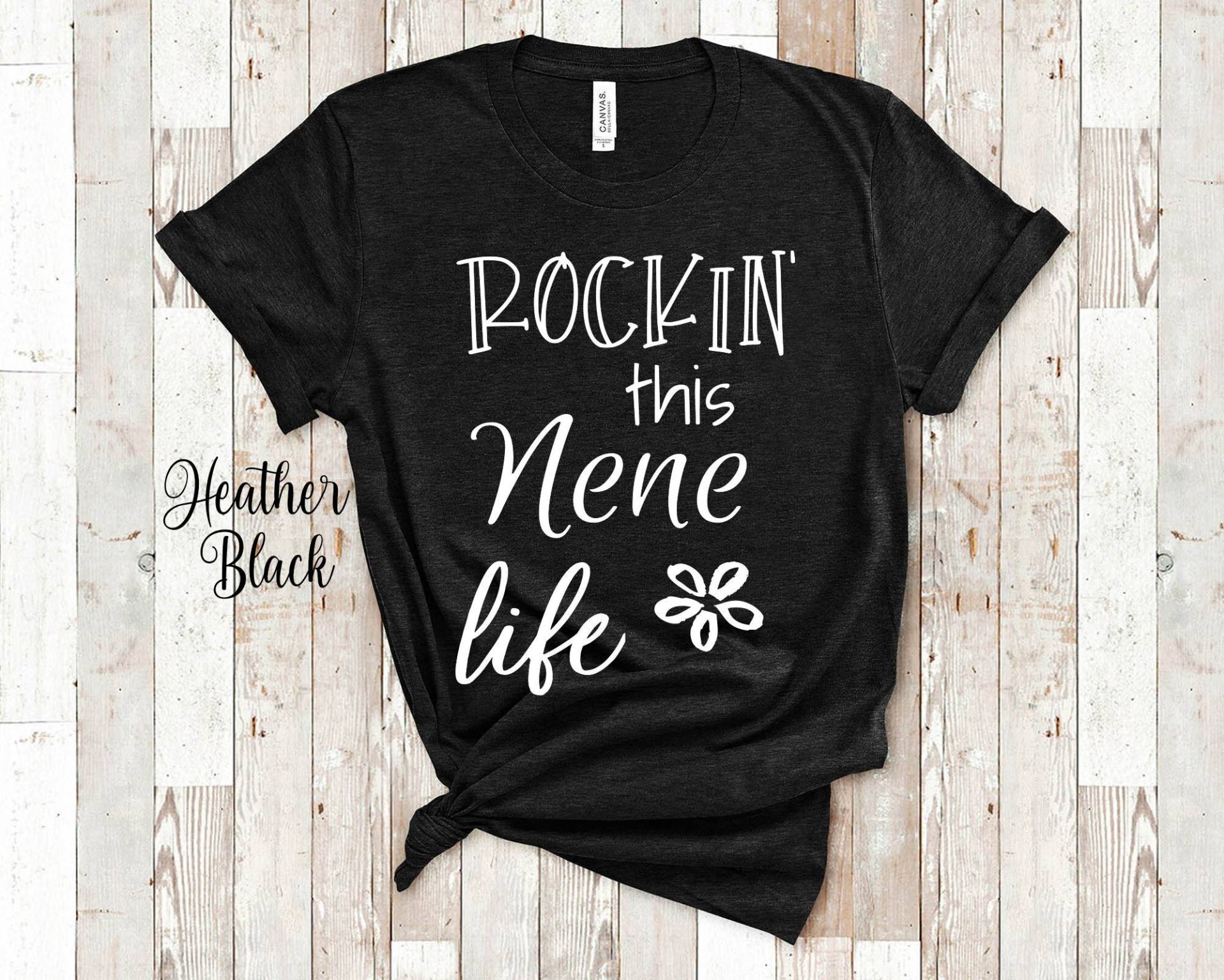 Rockin This Nene Life Oma Tshirt Besondere Großmutter Geschenk Idee Für Muttertag, Geburtstag, Weihnachten Oder Schwangerschaft Reveal Ansage von WalltoWallMall