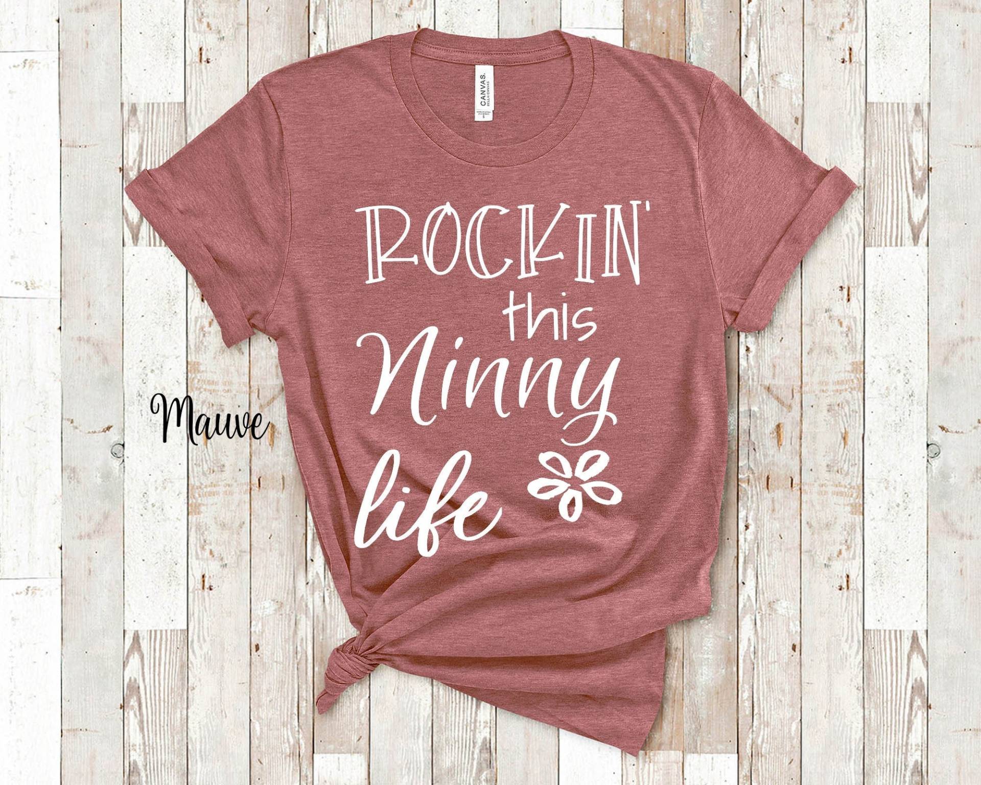 Rockin This Ninny Life Oma Tshirt Besondere Großmutter Geschenk Idee Für Muttertag, Geburtstag, Weihnachten Oder Schwangerschaft Reveal Ansage von WalltoWallMall