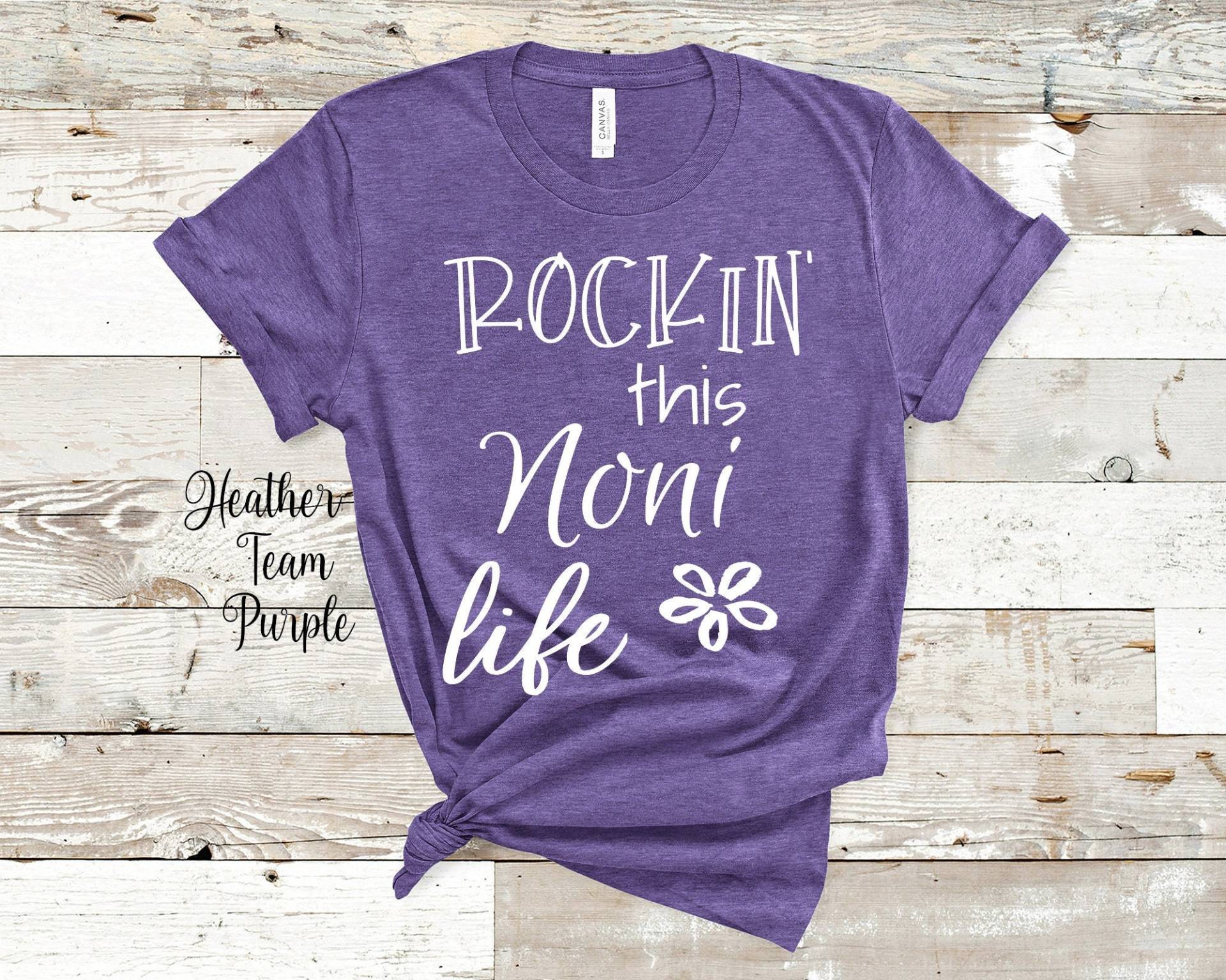 Rockin This Noni Life Oma Tshirt Besondere Großmutter Geschenk Idee Für Muttertag, Geburtstag, Weihnachten Oder Schwangerschaft Reveal Ansage von WalltoWallMall