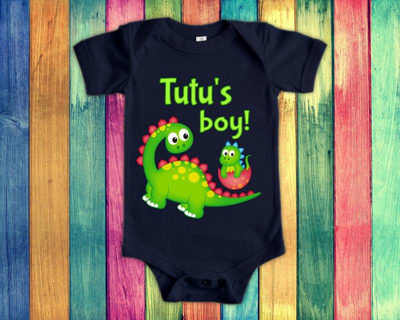 Tutus Junge Süßer Oma Name Dinosaurier Baby Body, Tshirt Oder Kleinkind Shirt Für Hawaiian Großmutter Geschenk Schwangerschaft Ankündigung von WalltoWallMall