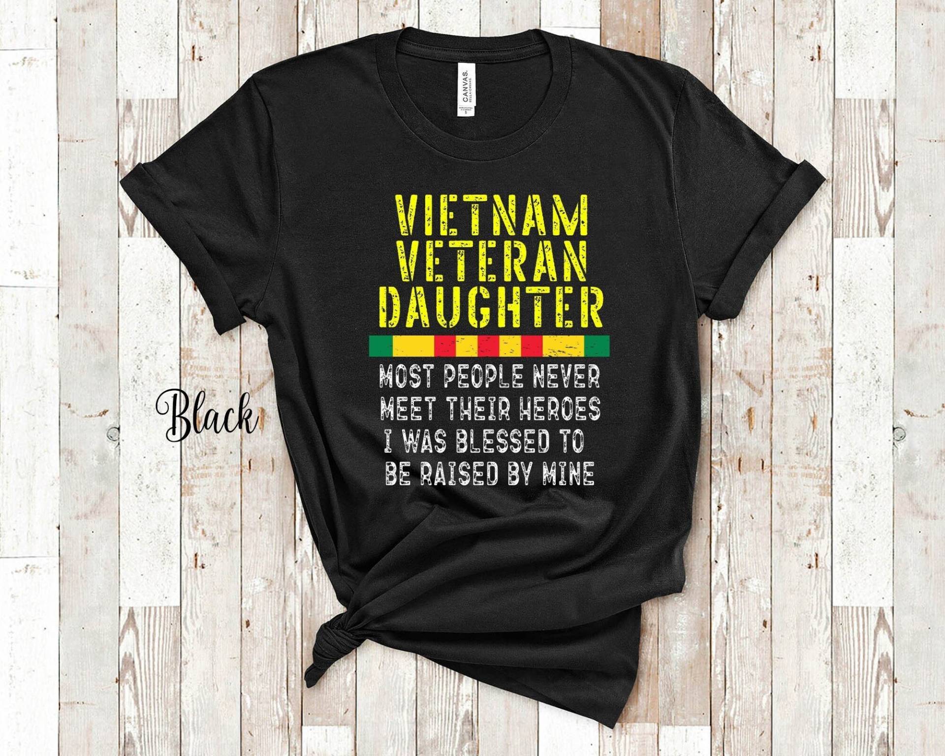 Veteran Tochter Die Meisten Treffen Nie Vietnam Helden Ich Wurde Von Mine Krieg Vet Daugthers Tshirt, Langarm T, Sweatshirt Oder Tank Top Angehoben Veteran Tochter Die Meisten Treffen Nie Vietnam Helden Ich Wurde Von Mine Krieg Vet Daugthers Tshirt, Langarm T, Sweatshirt Oder Tank Top Angehoben von WalltoWallMall
