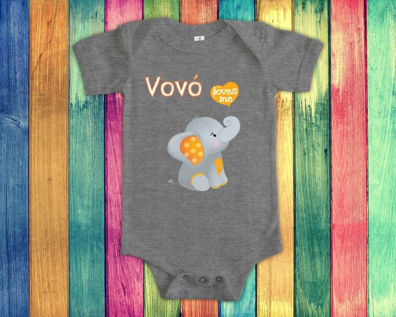 Vovó Loves Me Süßer Oma Name Baby Body, Tshirt Oder Kleinkind Shirt Portugiesisch Großmutter Geschenk, Schwangerschaft Ankündigung von WalltoWallMall