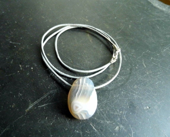 Kette, Lederband, Anhänger, Achat, Tropfen, Grau, Schmuck, Unisex Kette, Lederband, Anhänger, Achat, Tropfen, Grau, Schmuck, Unisex von WaltrautvonRoda