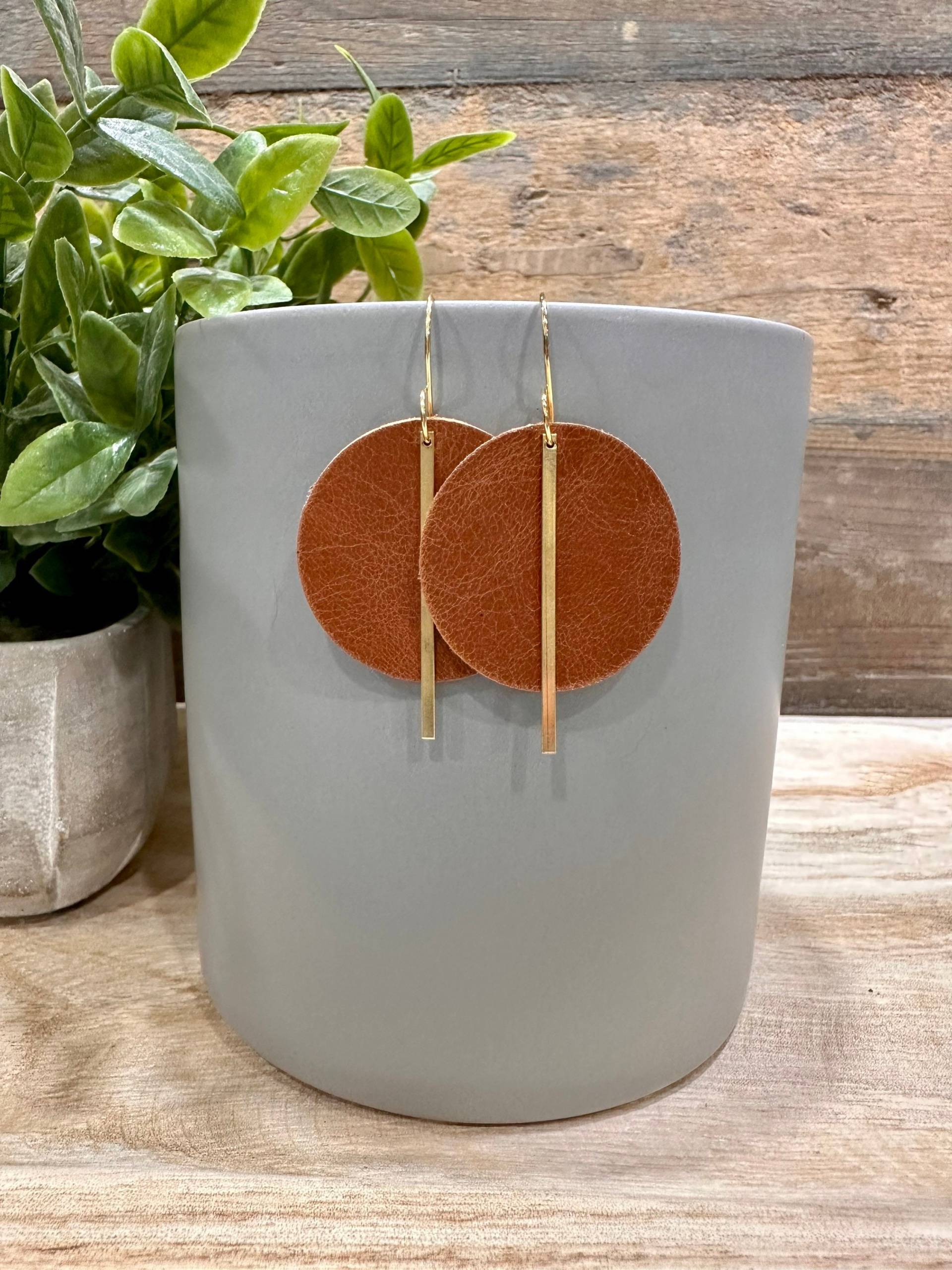 Sattelbraunes Leder Und Messingohrringe von WandEFarmsJewelry